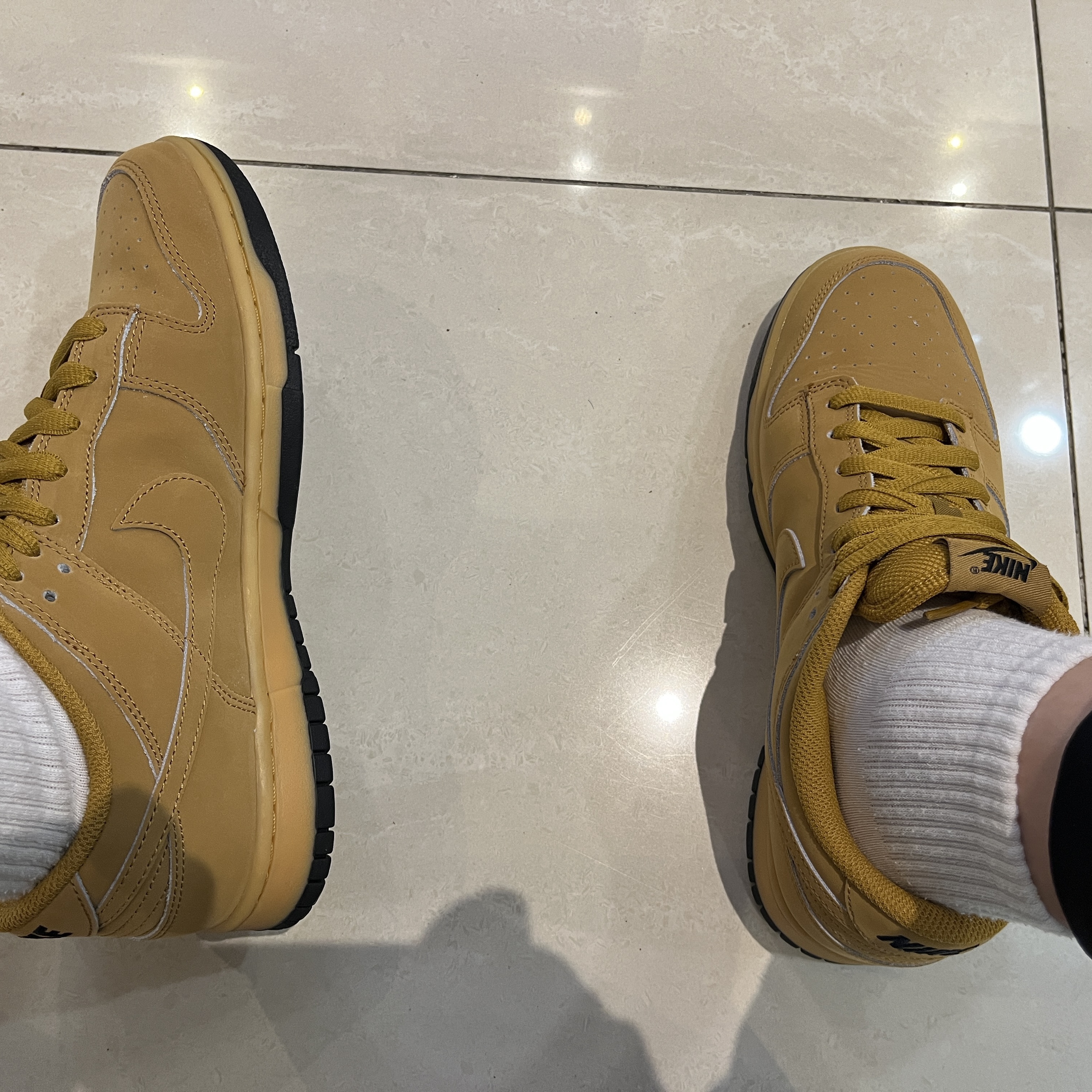 Nike Dunk Low Retro SE Wheat Gum Yellow 착용 스타일 - 2