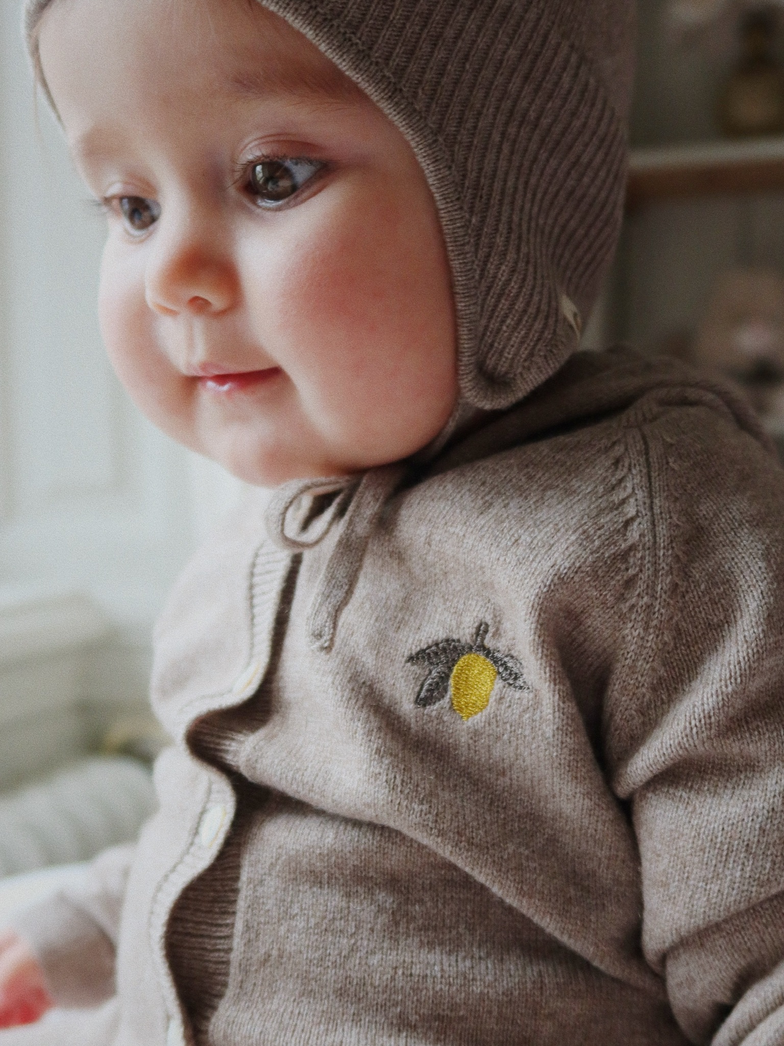 Konges Sløjd Mattou Knit Onesie Light Brown 착용 스타일 - 1