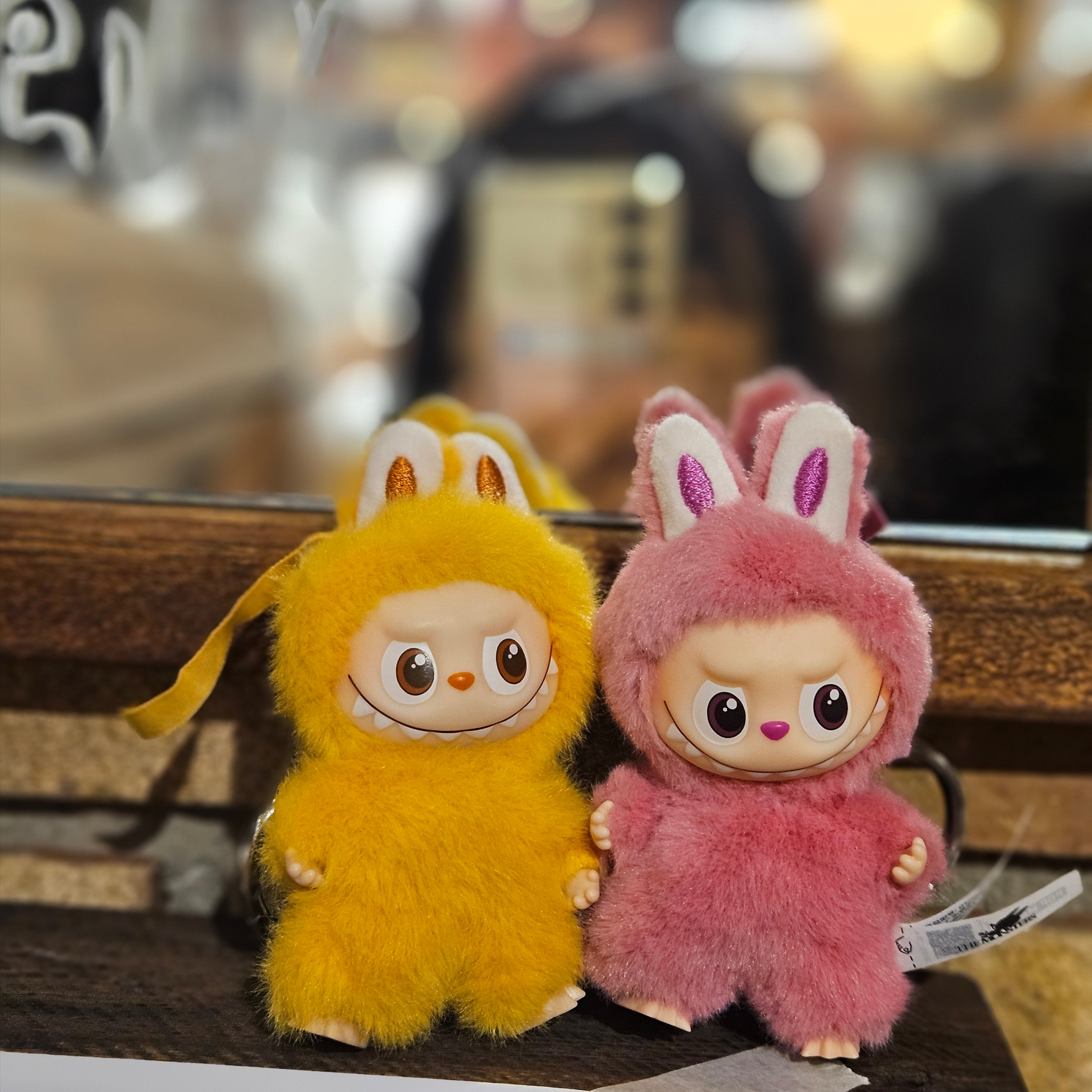 Pop Mart Labubu The Monsters Pin For Love Series Vinyl Plush Pendant (N-Z) Y (Opened Case), Pop Mart Labubu The Monsters Pin For Love Series Vinyl Plush Pendant (N-Z) Q (Opened Case) 착용 스타일