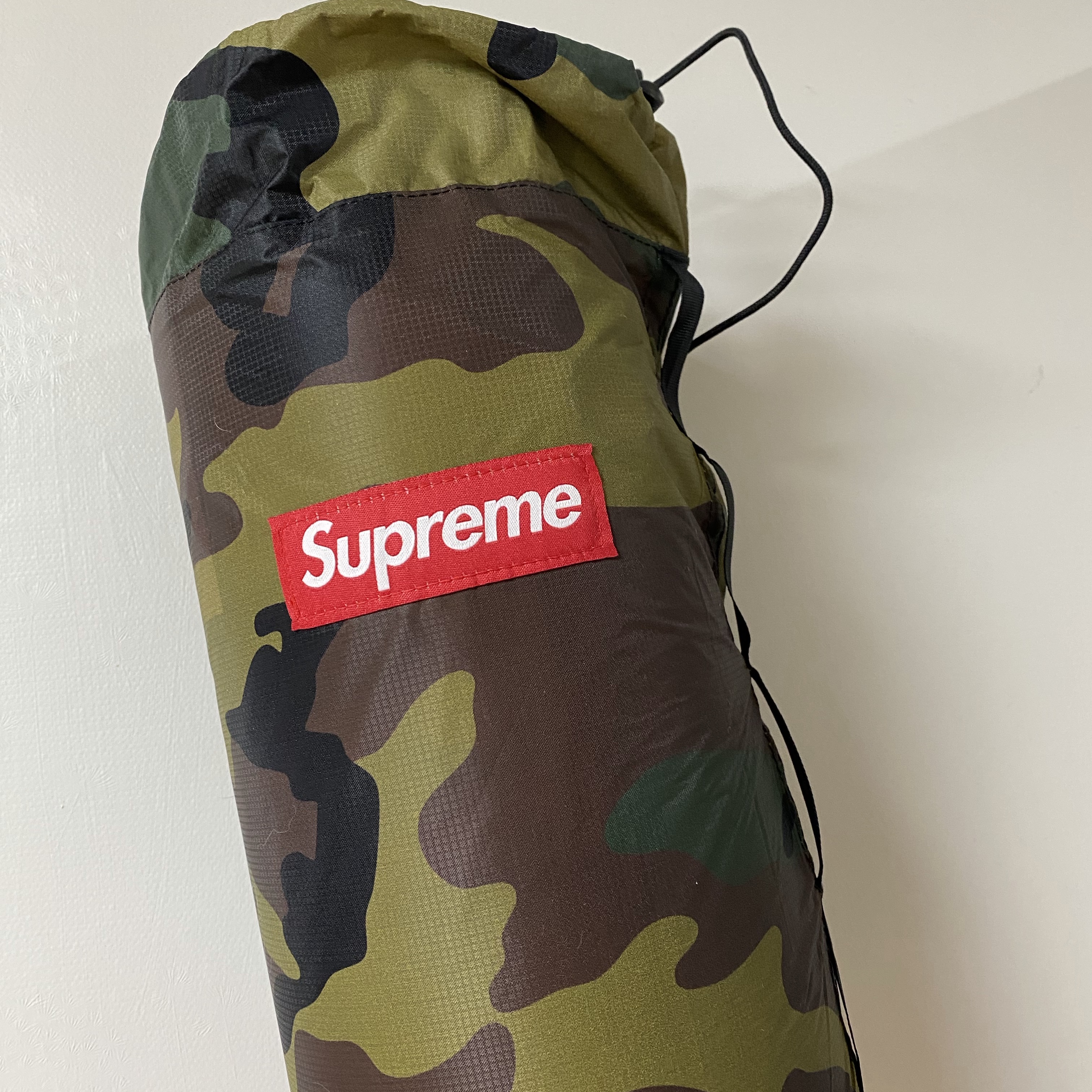 Supreme x Sea to Summit Self Inflating Sleeping Mat Woodland Camo - 21SS 착용 스타일 - 1