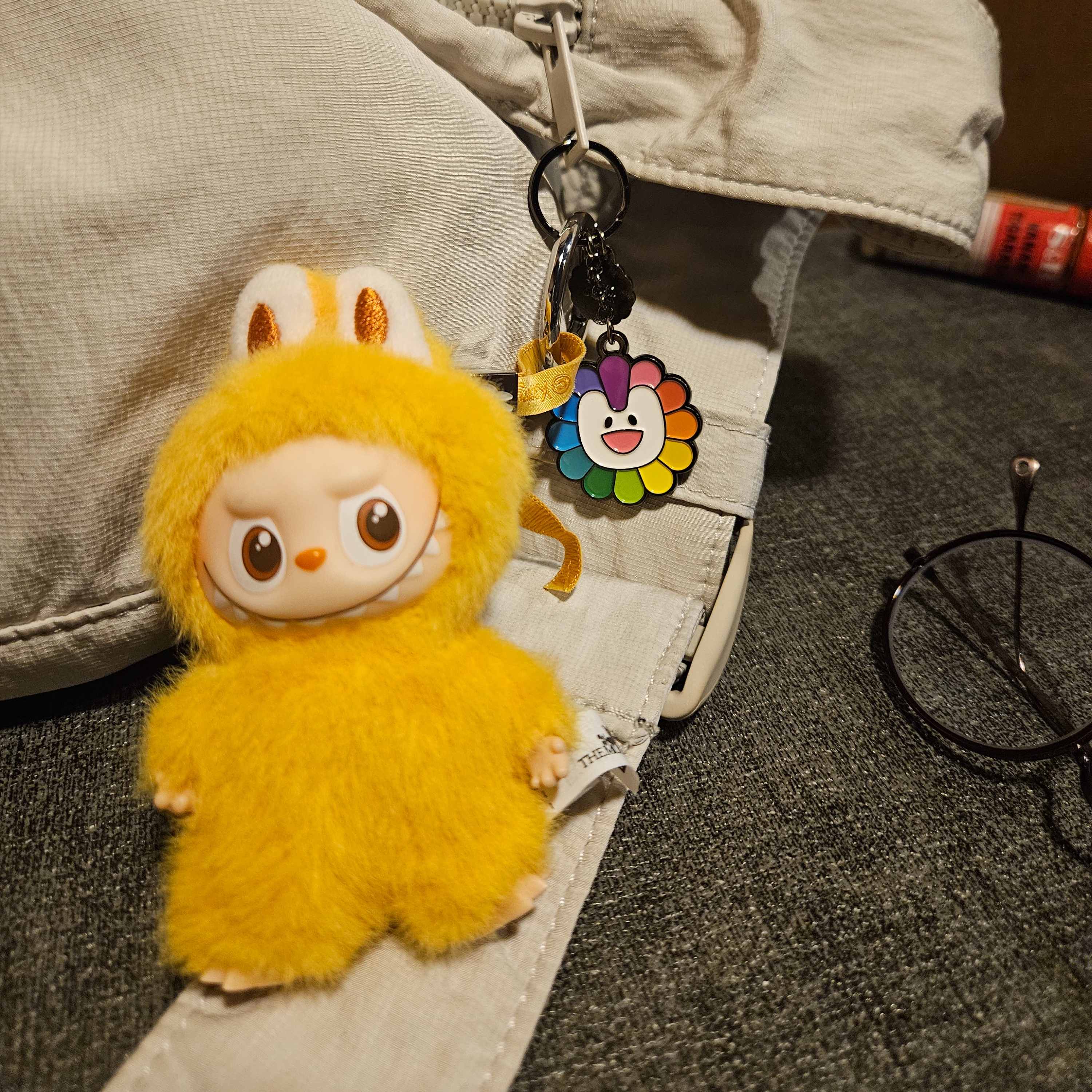 NewJeans x Murakami Metal Keyring Flower, Pop Mart Labubu The Monsters Pin For Love Series Vinyl Plush Pendant (N-Z) Y (Opened Case) 착용 스타일 - 2