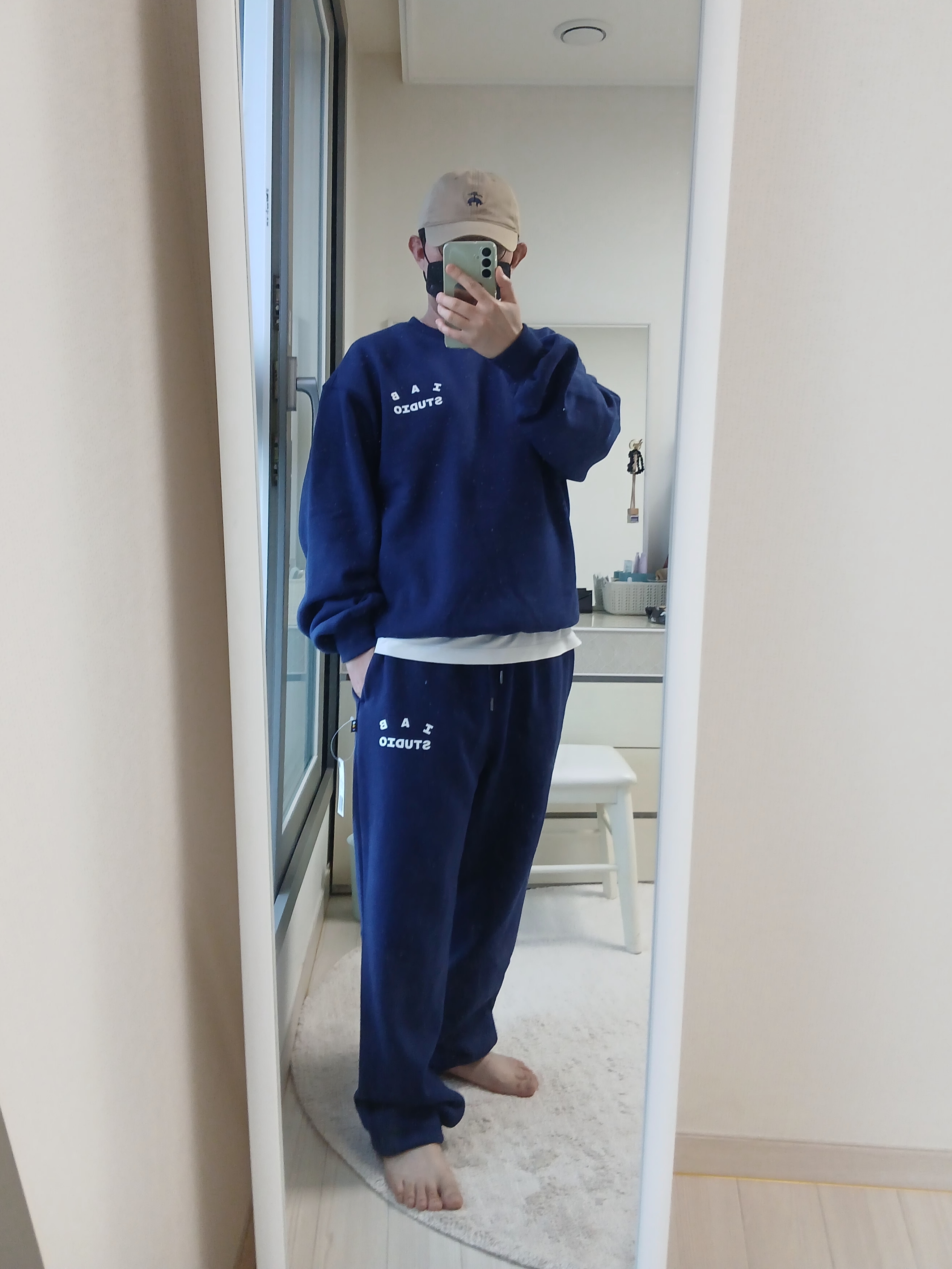 IAB Studio IAB Original Sweatpants Navy, IAB Studio IAB Original Sweatshirt Navy 착용 스타일 - 1