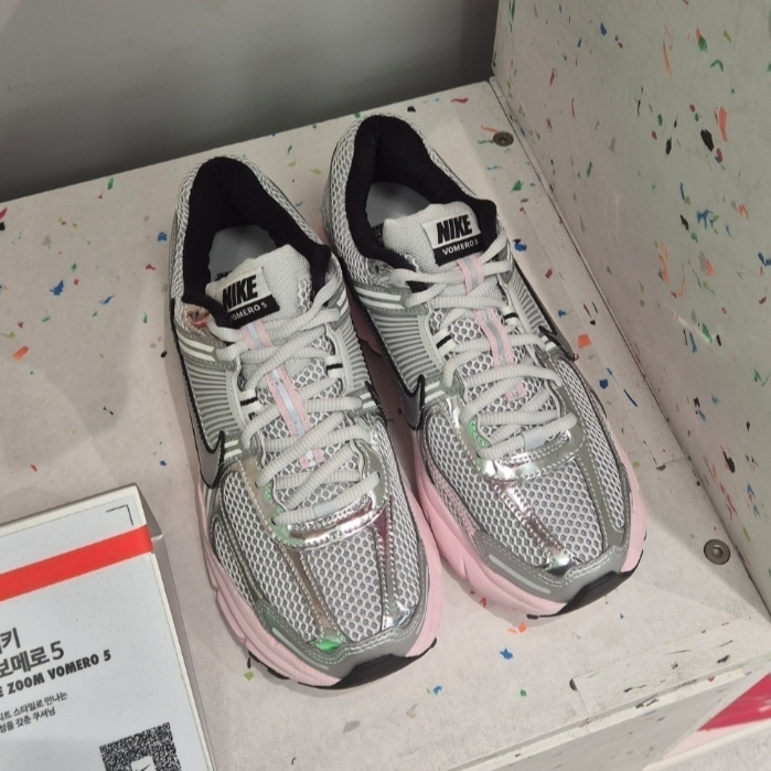 (W) Nike Zoom Vomero 5 Photon Dust Pink Foam 착용 스타일
