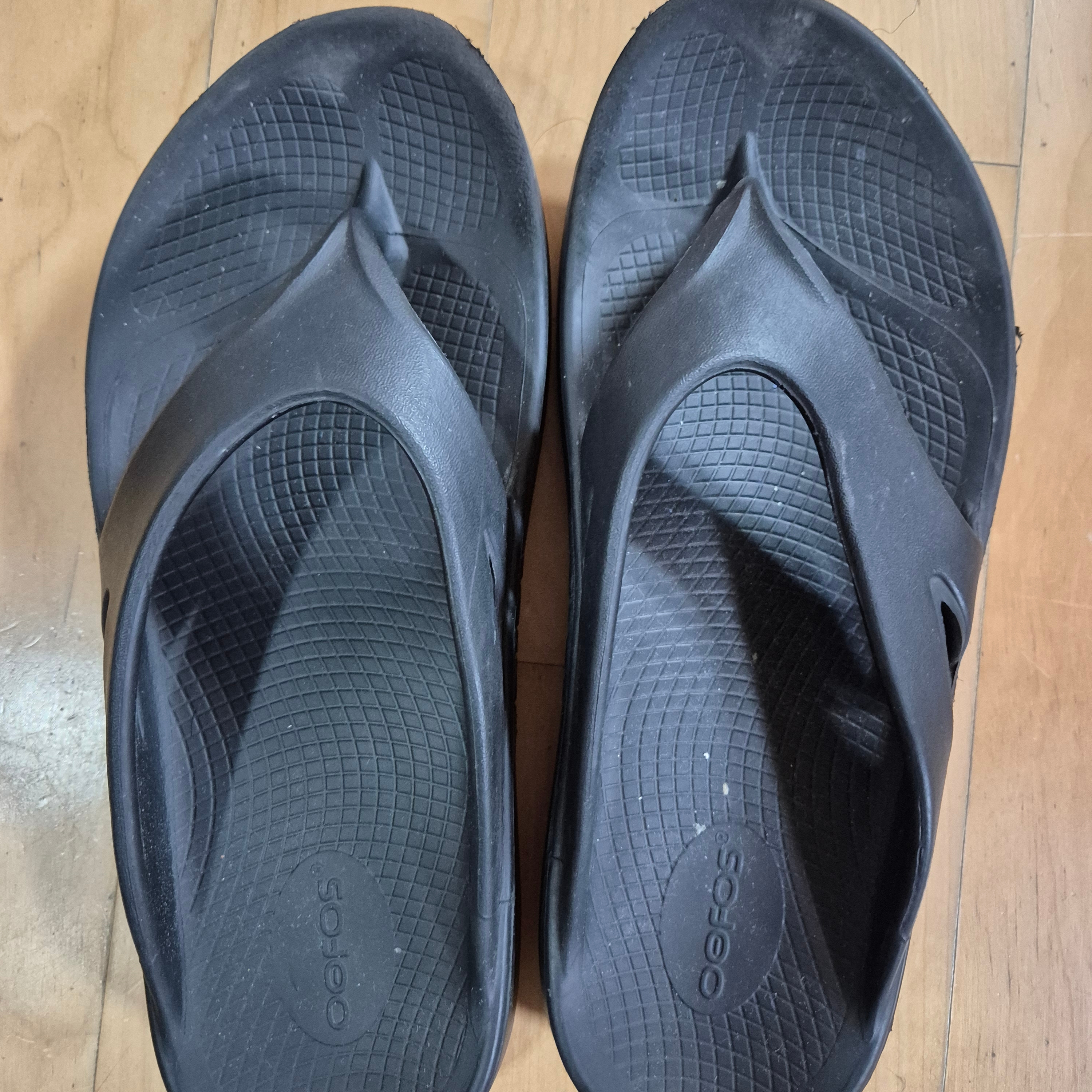 Oofos OOriginal Black 착용 스타일