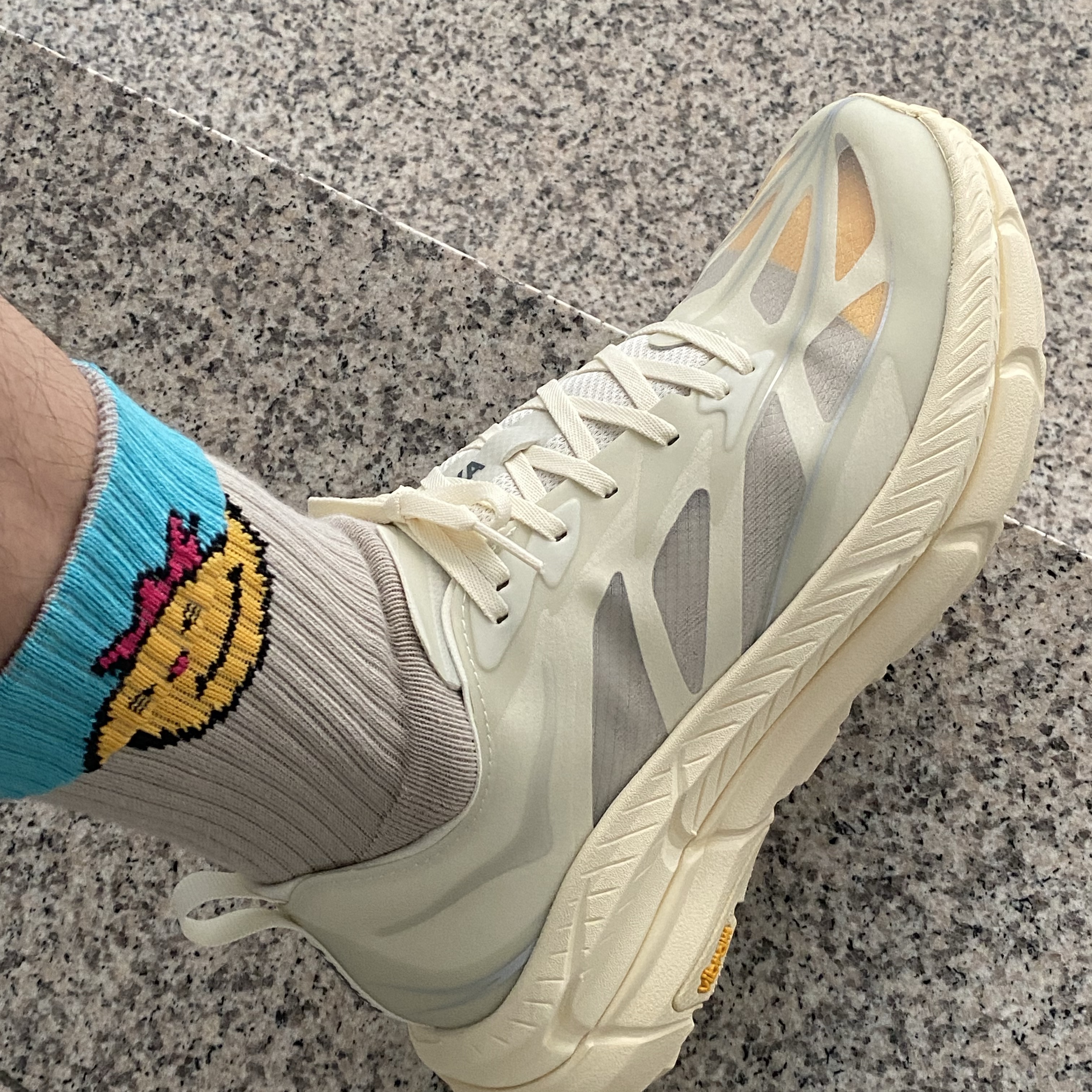 Hoka Mafate Speed 4 Lite Truffle Salt Vintage Yellow 착용 스타일 - 2