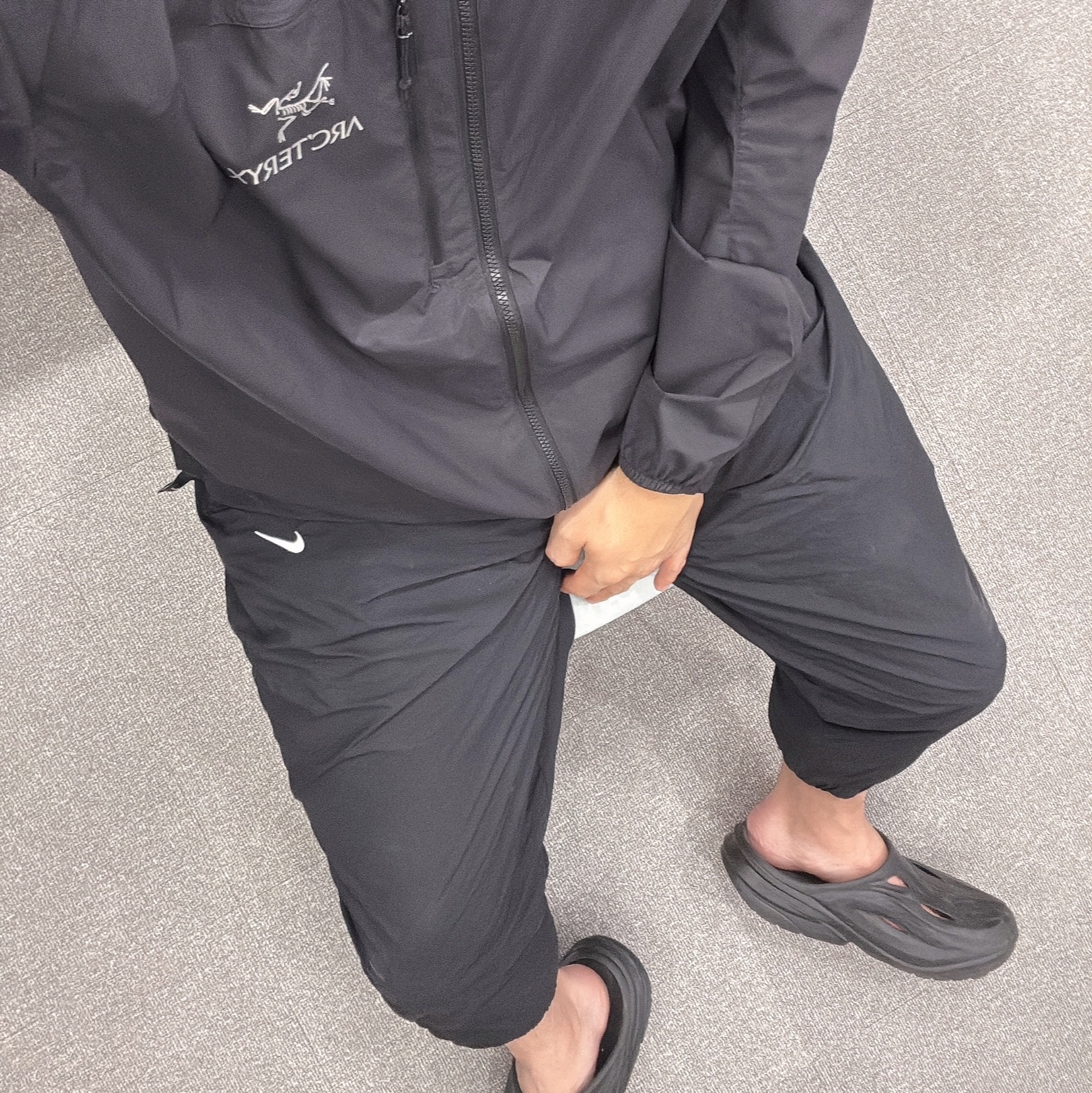 Nike NRG Solo Swoosh Woven Track Pants Black White - Asia, Arc'teryx Squamish Hoody Black 착용 스타일