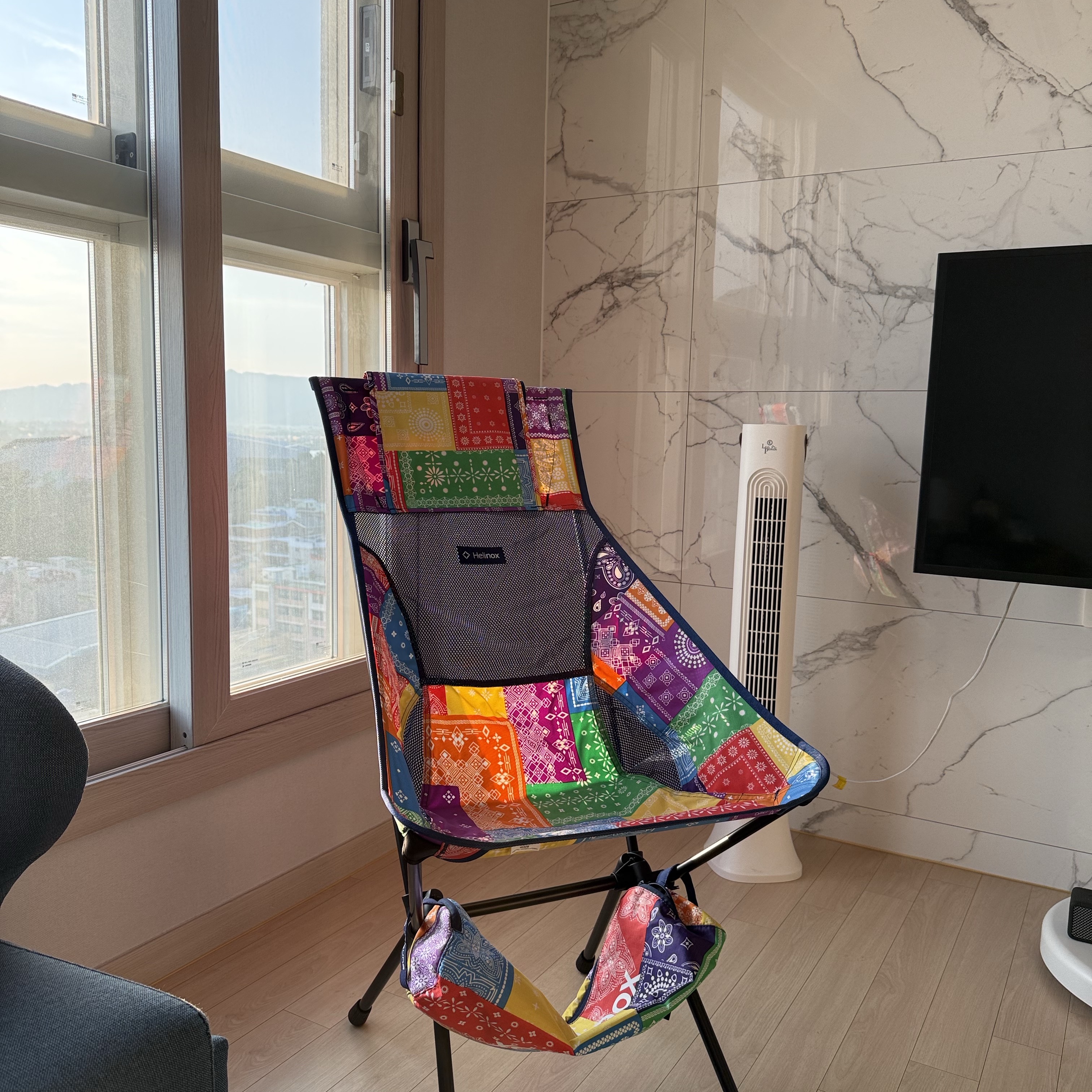 Helinox Sunset Chair Rainbow Bandana Quilt 착용 스타일