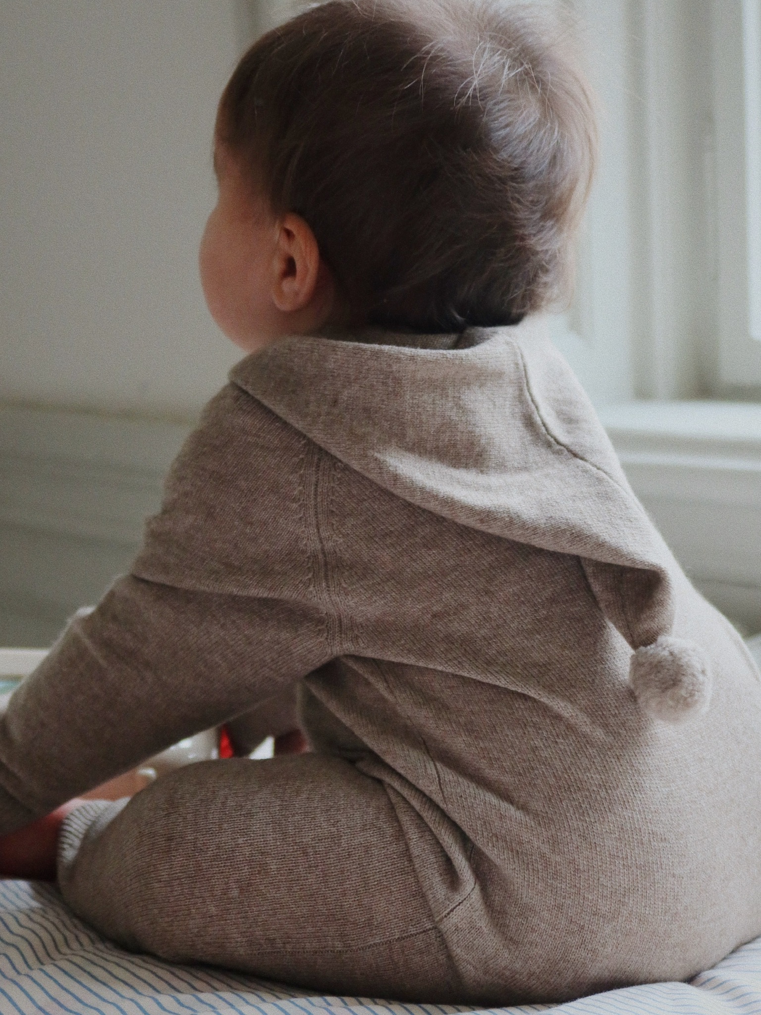 Konges Sløjd Mattou Knit Onesie Light Brown 착용 스타일 - 2