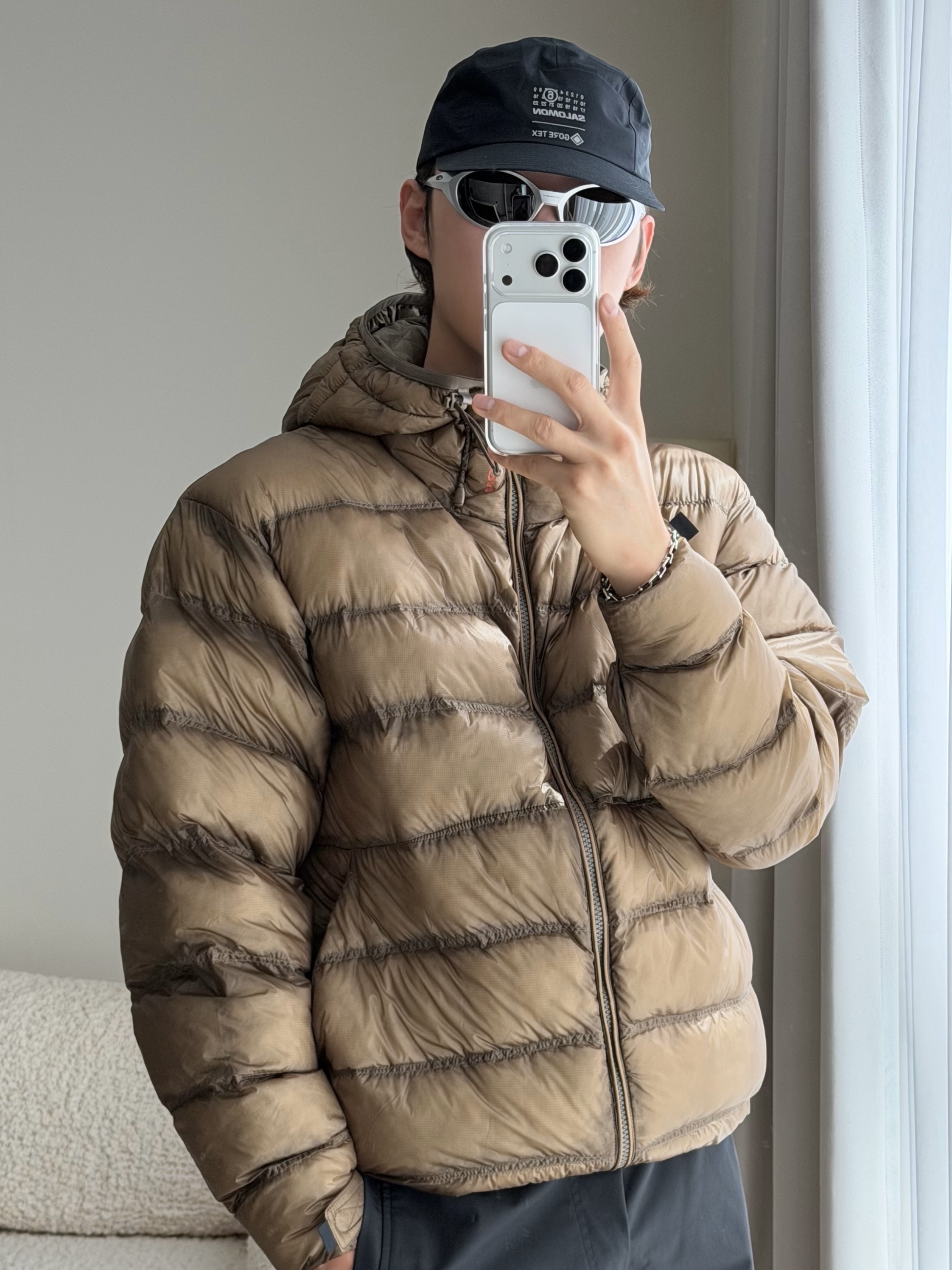 Salomon x MM6 Maison Margiela Cap Deep Black, Oakley Eye Jacket Redux Silver Frame Prizm Black Polarized Lenses High Bridge Fit 착용 스타일 - 1