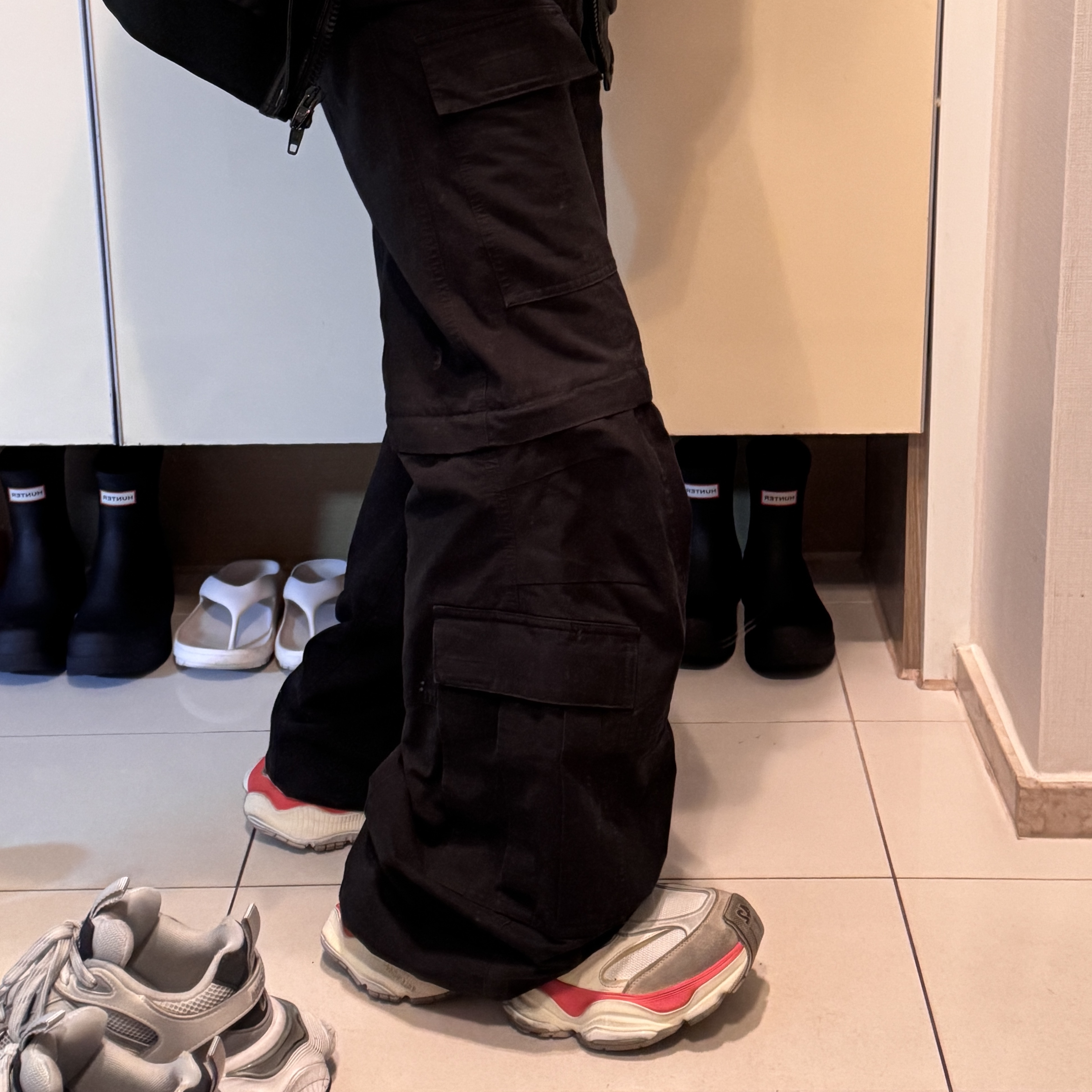 Balenciaga Cargo Sneakers Beige Grey Red, Balenciaga Flared Cargo Pants Black 착용 스타일 - 2