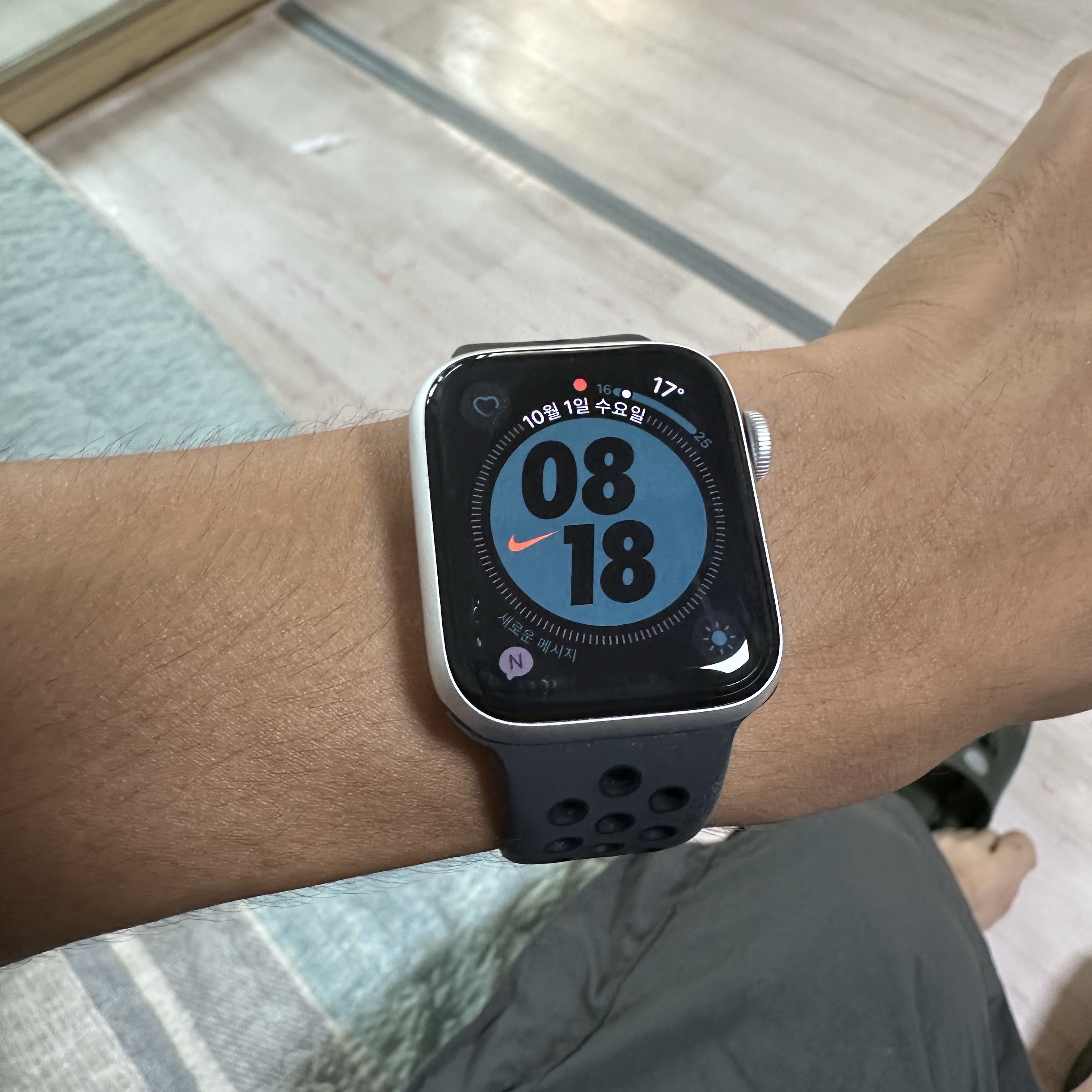 Apple Watch SE 2024 40mm GPS Silver Aluminium Case with Sport Band S/M Denim (Korean Ver.) 착용 스타일