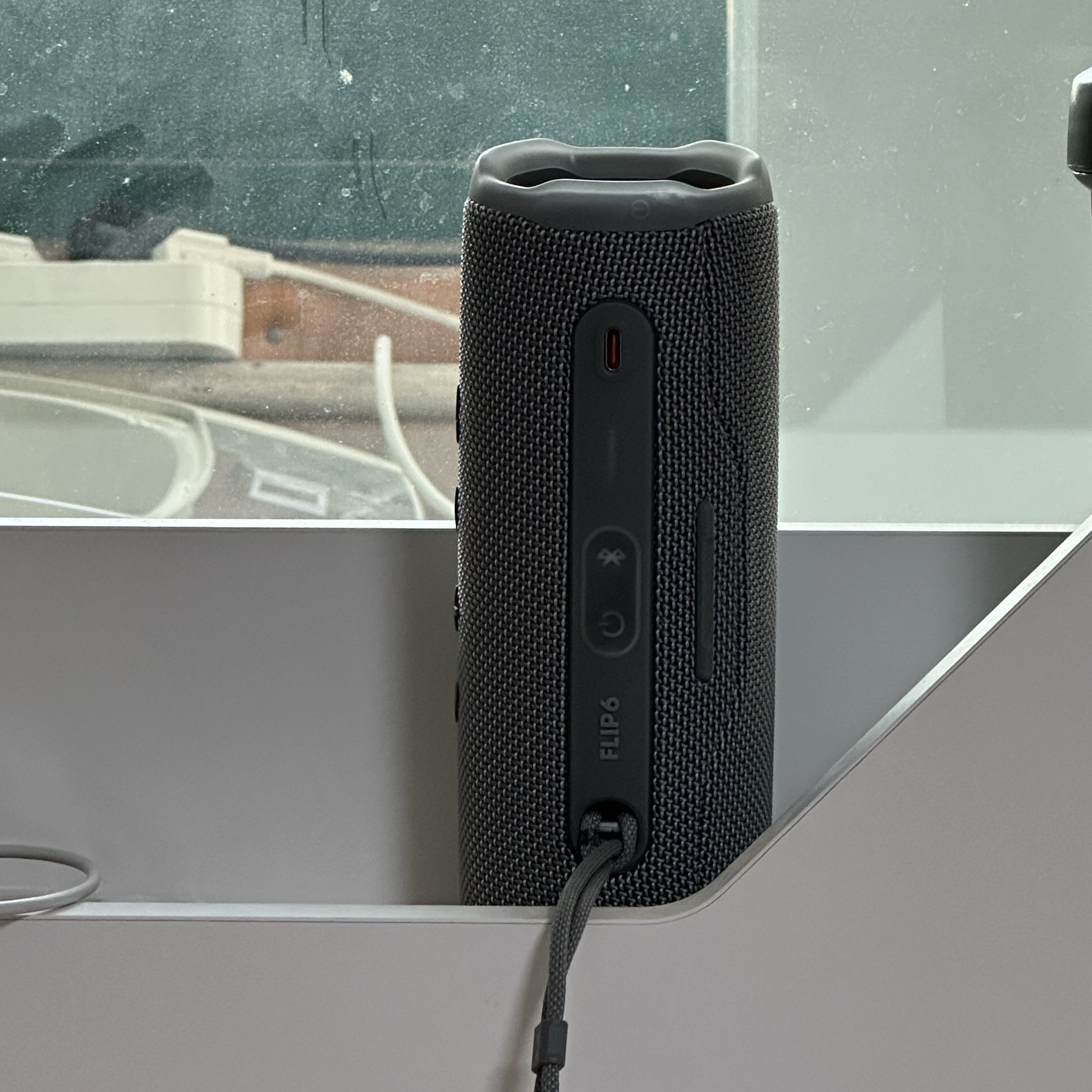 JBL Flip 6 Bluetooth Speaker Grey (Korean Ver.) 착용 스타일
