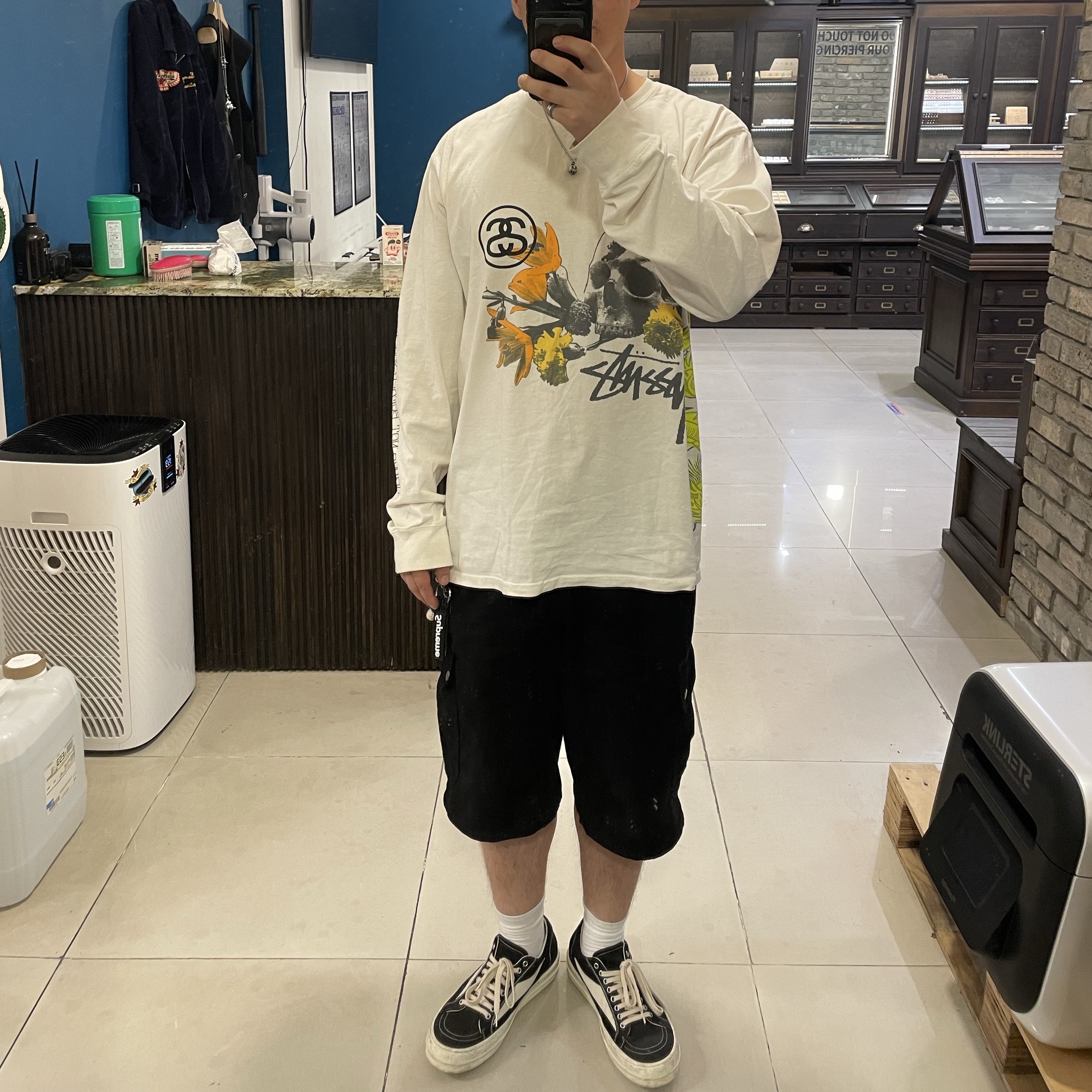 Rick Owens Drkshdw Vintage Sneakers Black Milk, Stussy Strike Pigment Dyed LS T-Shirt Natural 착용 스타일