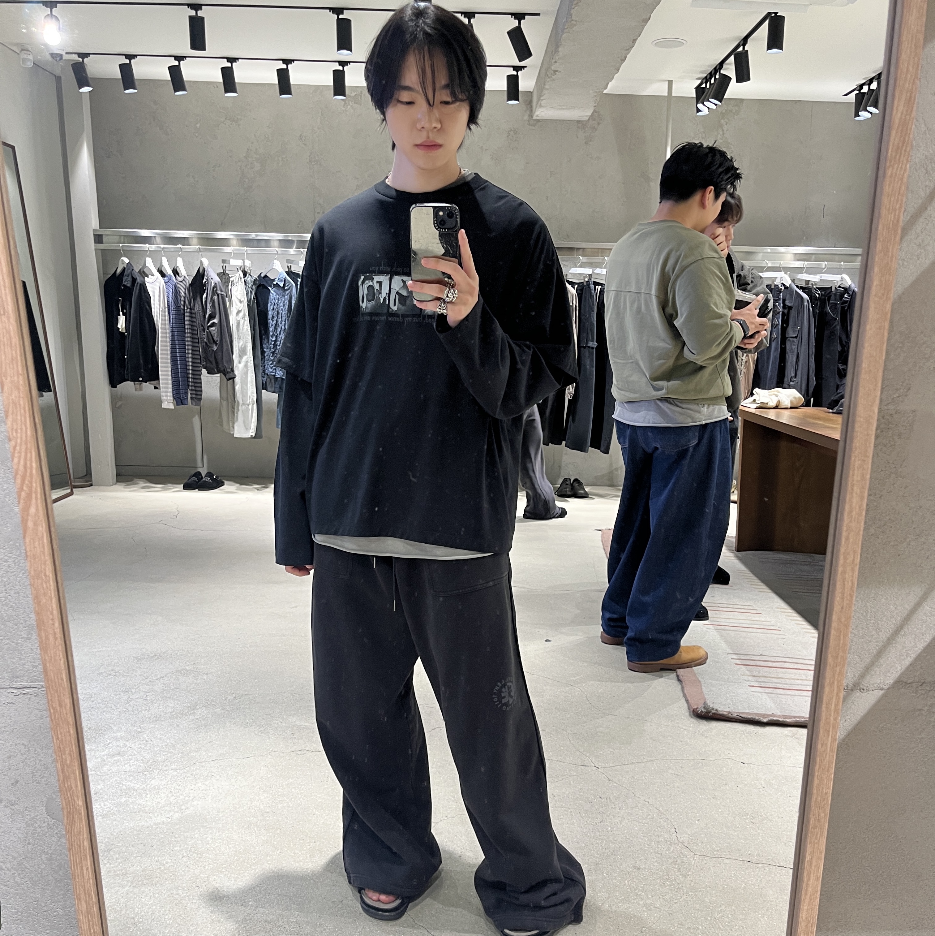 Polyteru Graphic Double Layer Tee (Guest) Charcoal Black, Polyteru 1011 Fatigue Sweatpants 1.2v Bleached Black 착용 스타일