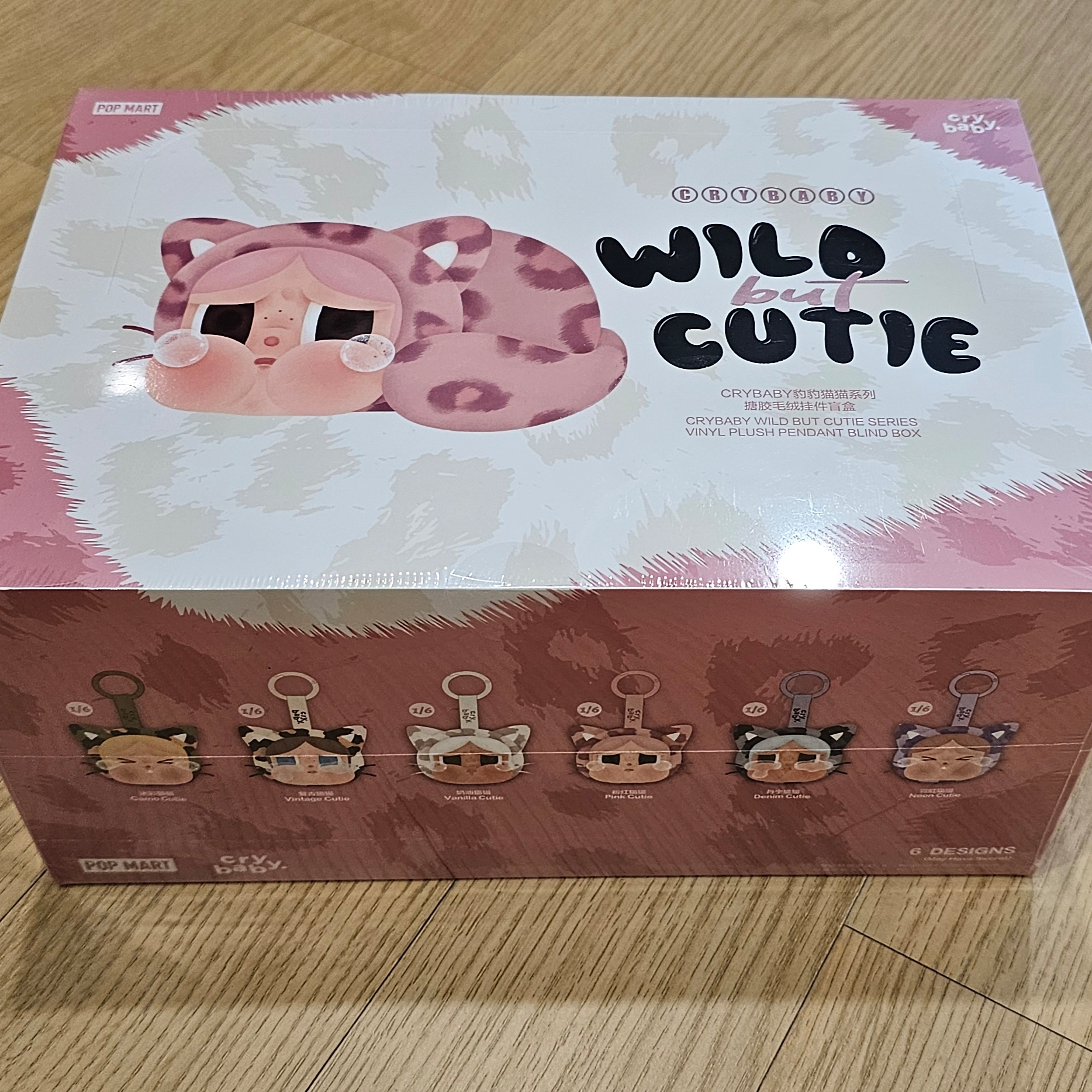 Pop Mart Crybaby Wild But Cutie Series Vinyl Plush Pendant (6 Blind Boxes) 착용 스타일