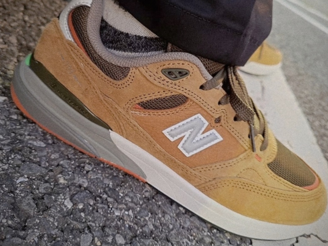 New Balance x Andrew Reynolds Numeric 933 Dark Grey White 착용 스타일