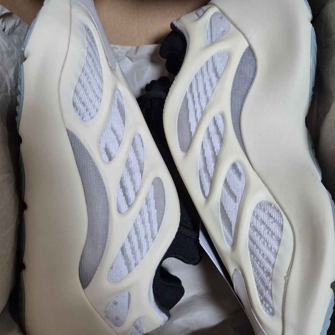 Adidas Yeezy 700 V3 Azael 2022/2023 착용 스타일
