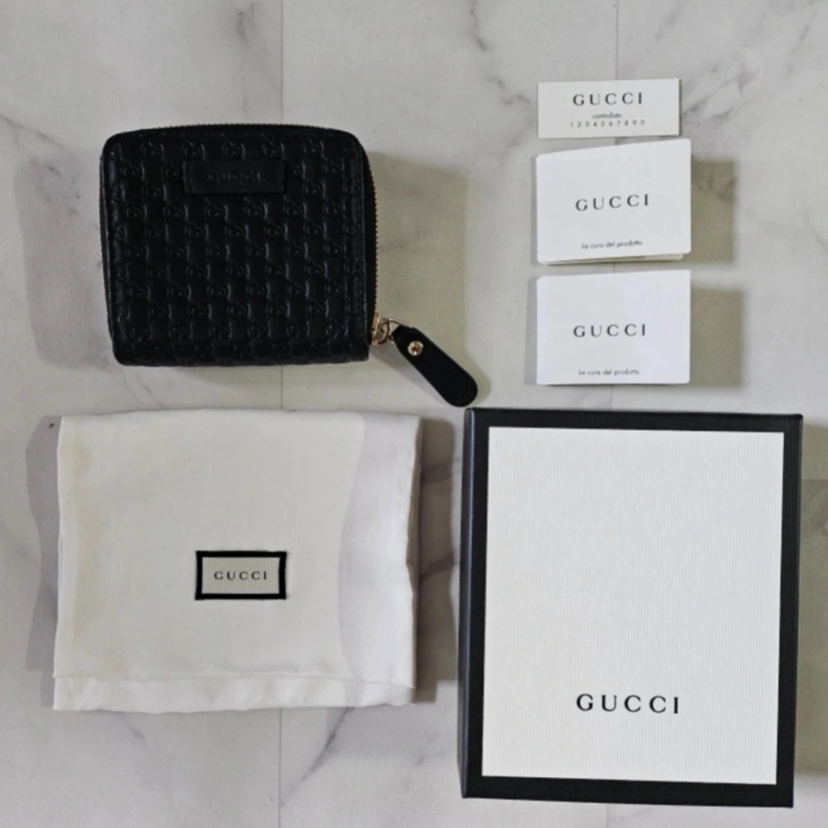 Gucci Signature Microssima Bi-Fold Wallet Black 착용 스타일