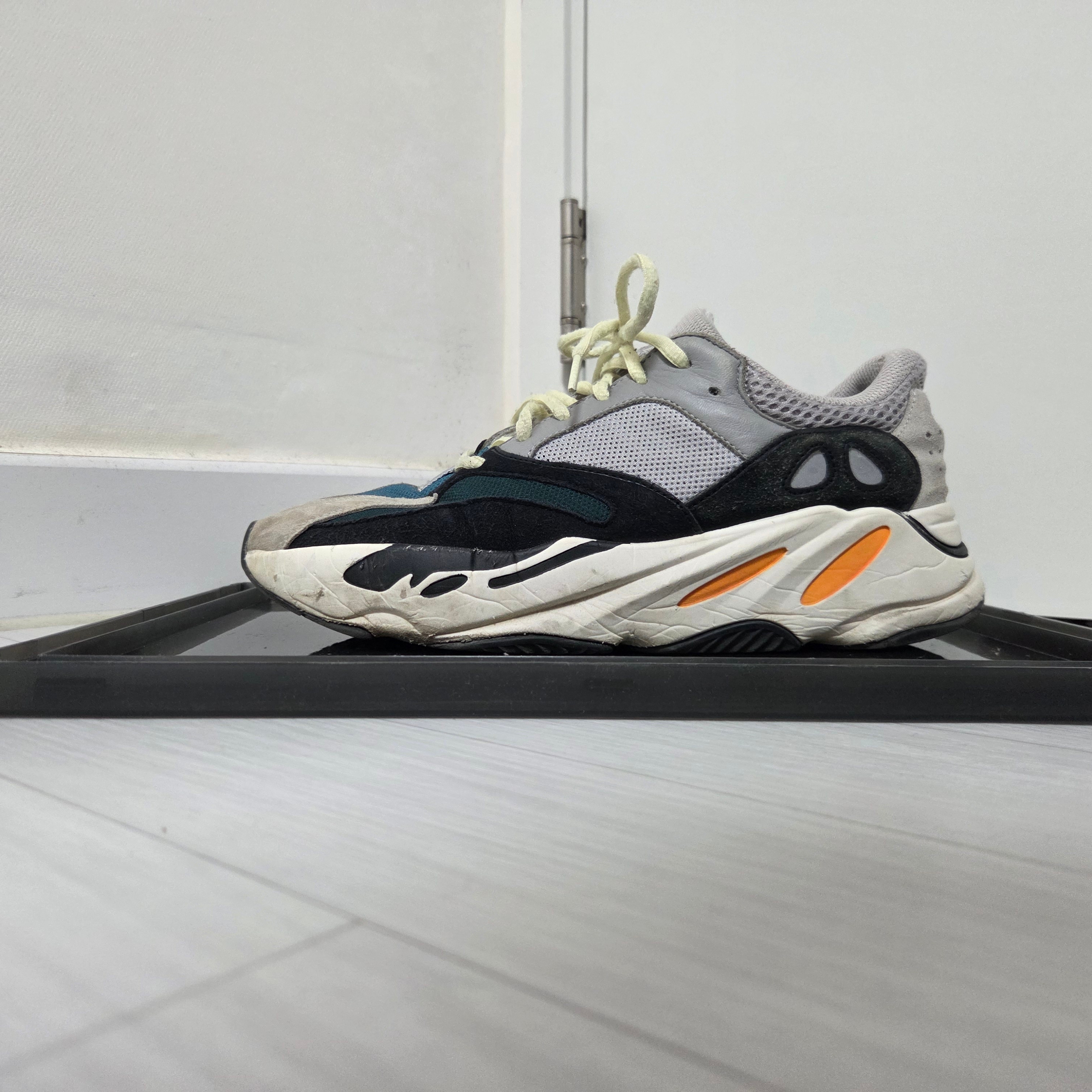 Adidas Yeezy Boost 700 Wave Runner Solid Grey 2017/2019 착용 스타일