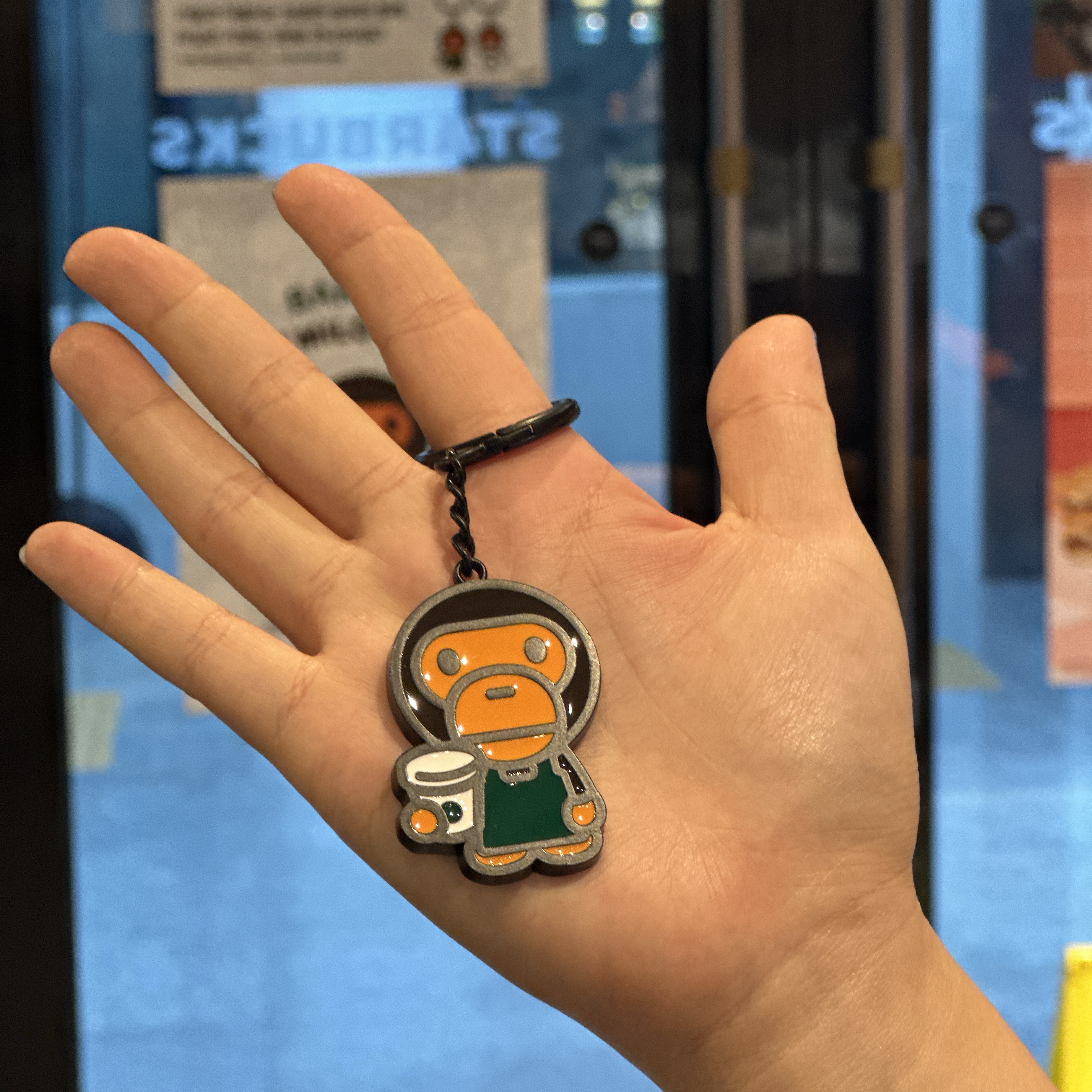 Starbucks x BAPE Baby Milo Keychain 착용 스타일