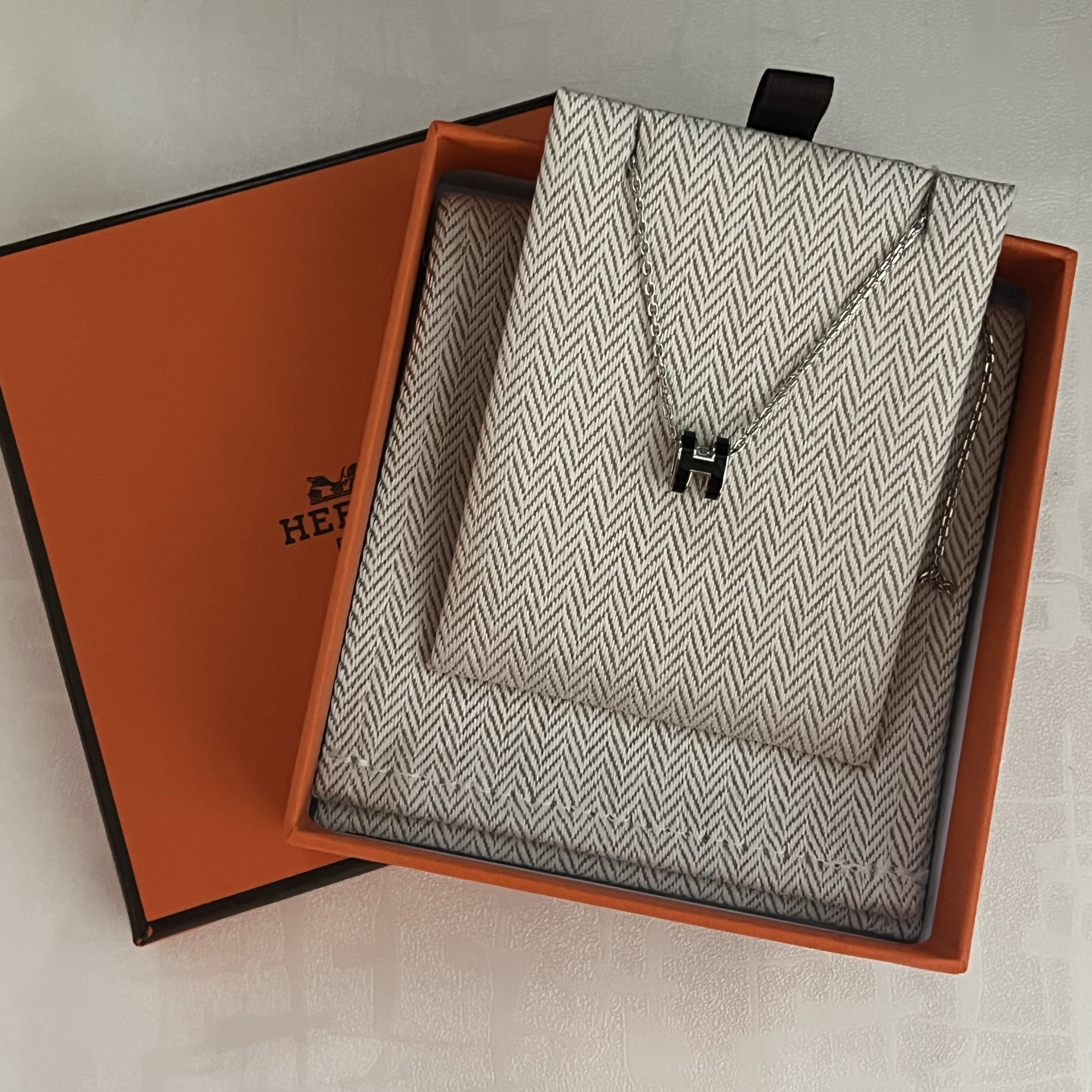 (W) Hermes Mini Pop H Pendant Palladium & Noir 착용 스타일