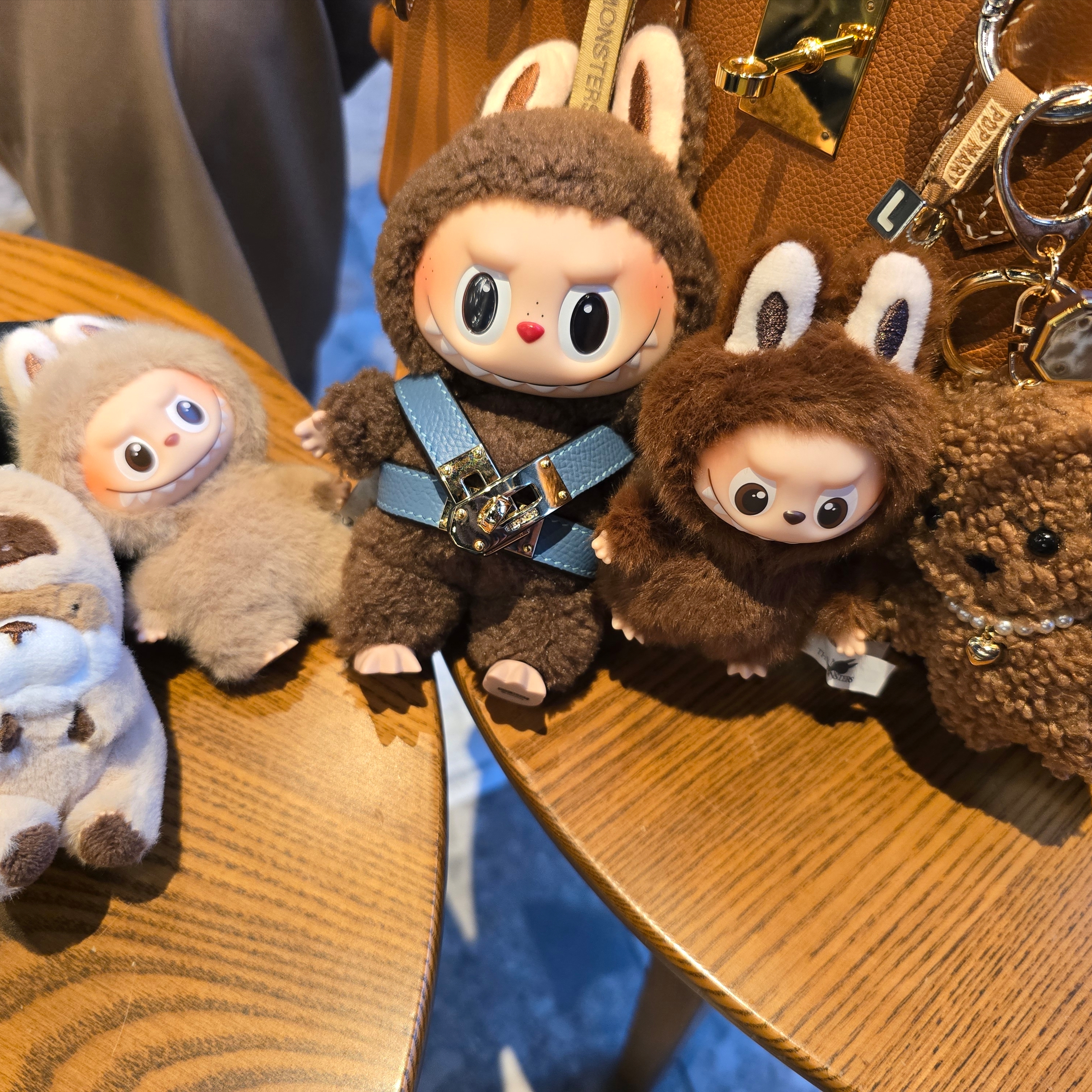 Pop Mart Labubu The Monsters Labubu Tasty Macarons Series Chestnut Cocoa Keyring (Opened Case), Pop Mart Labubu The Monsters Pin For Love Series Vinyl Plush Pendant (A-M) L (Opened Case) 착용 스타일 - 2