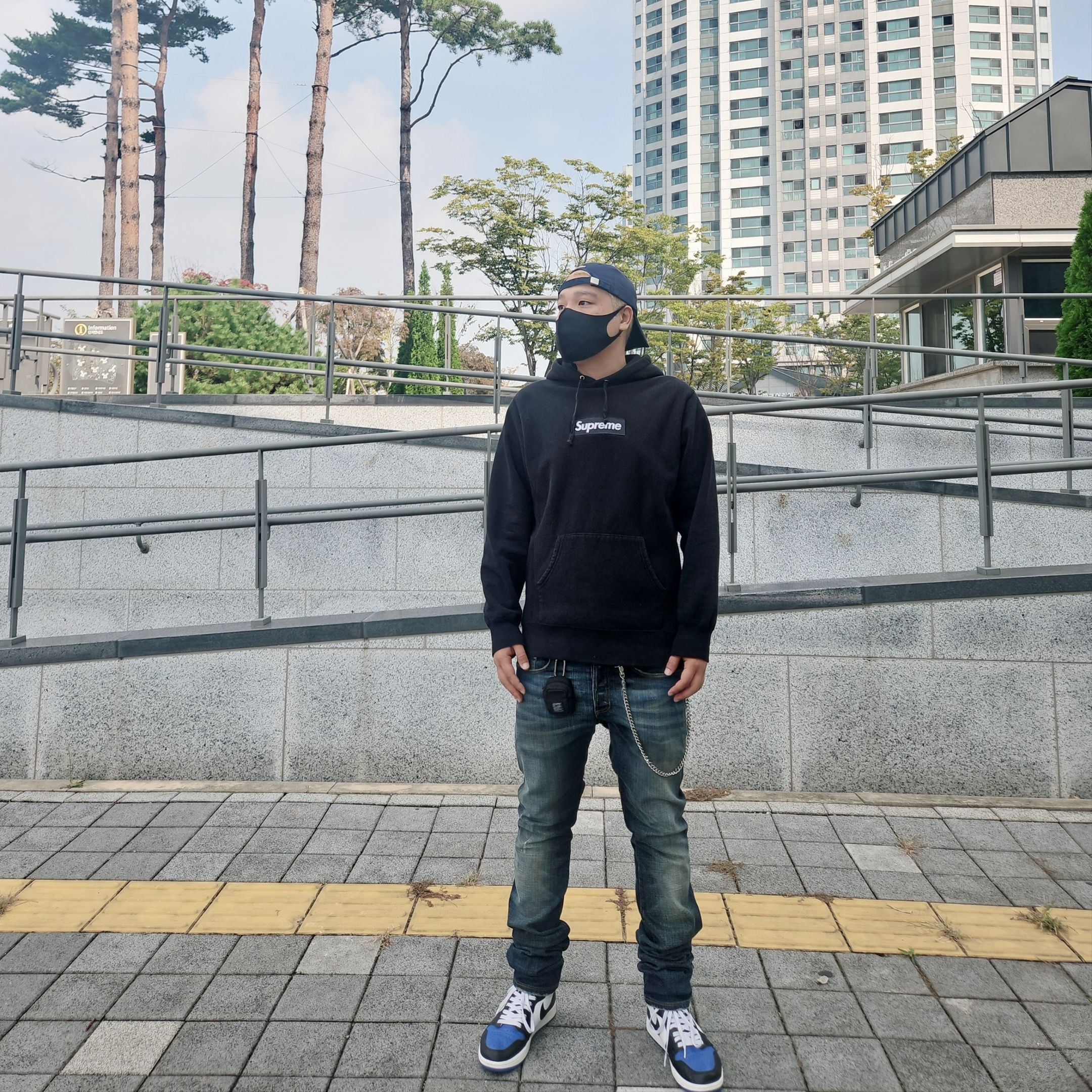 Jordan 1 Retro High OG Royal Toe, Supreme Box Logo Hooded Sweatshirt Black - 21FW 착용 스타일 - 3
