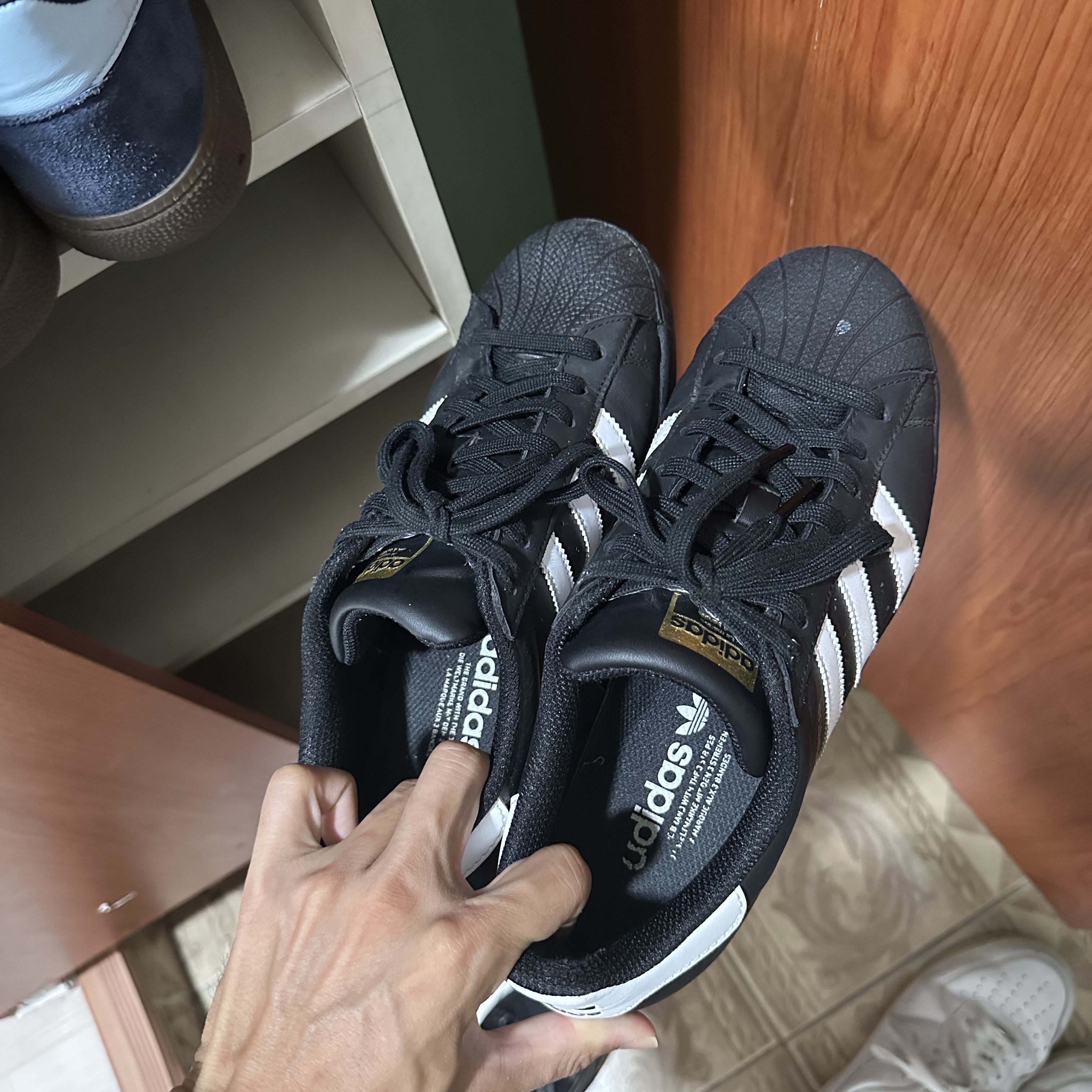 Adidas Superstar Core Black White 착용 스타일