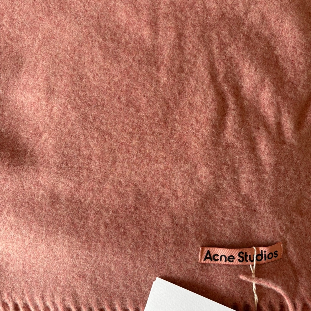 Acne Studios Narrow Wool Fringe Muffler Rose Melange 착용 스타일
