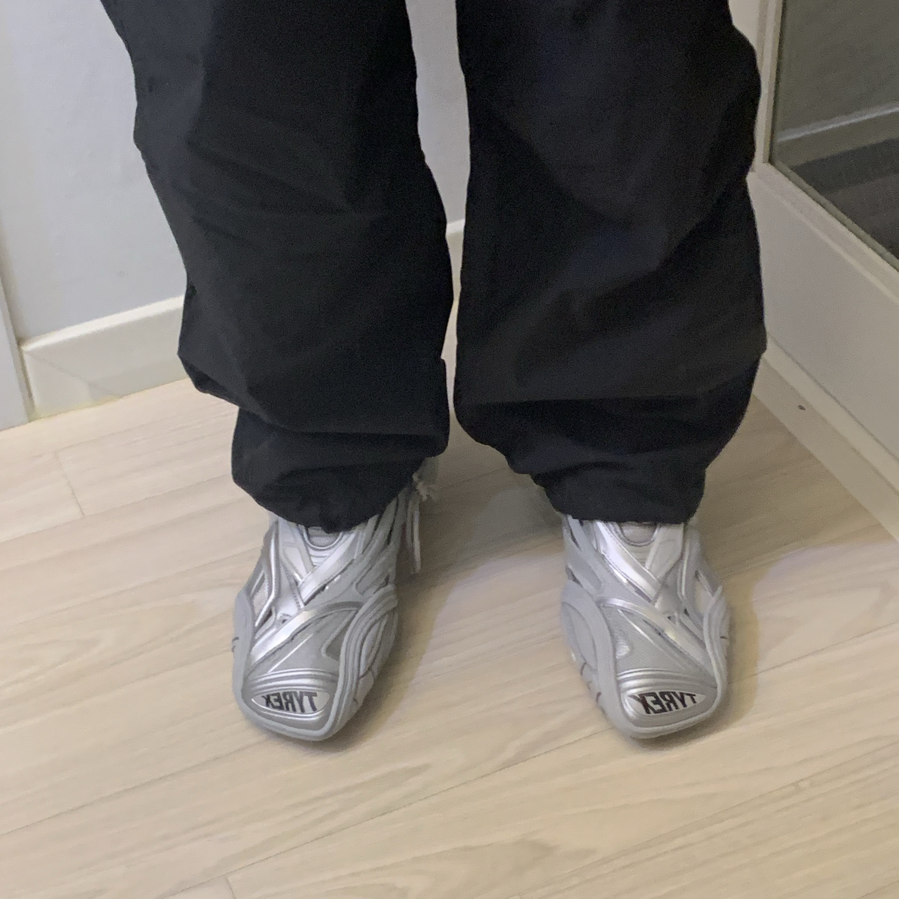 Balenciaga Tyrex Sneakers Silver 착용 스타일