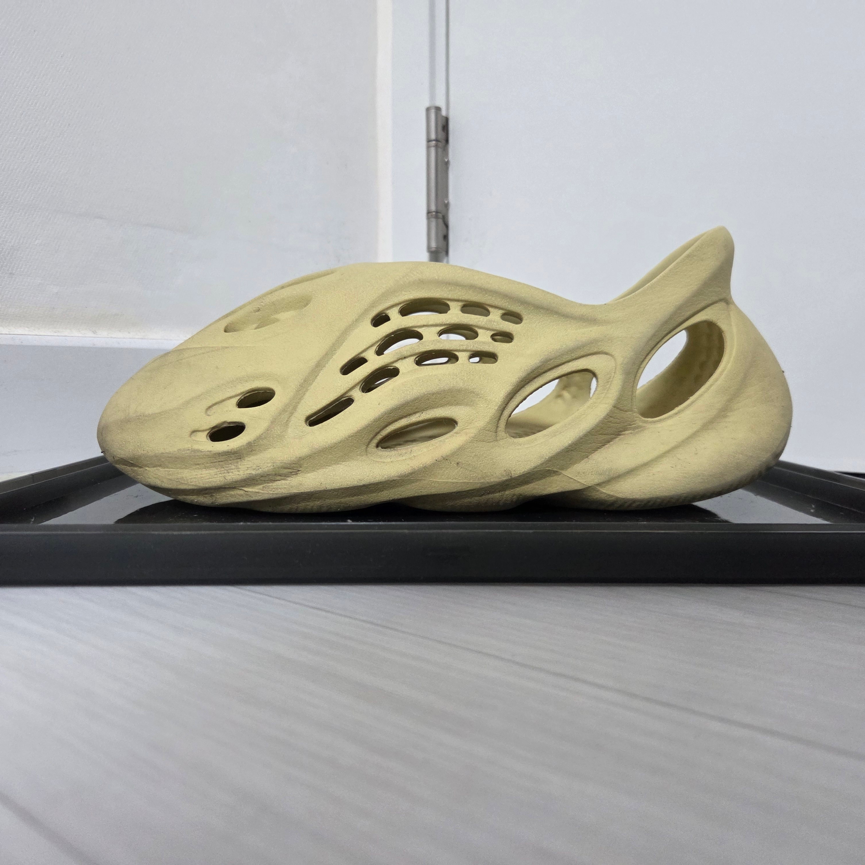 Adidas Yeezy Foam RNNR Sulfur 착용 스타일