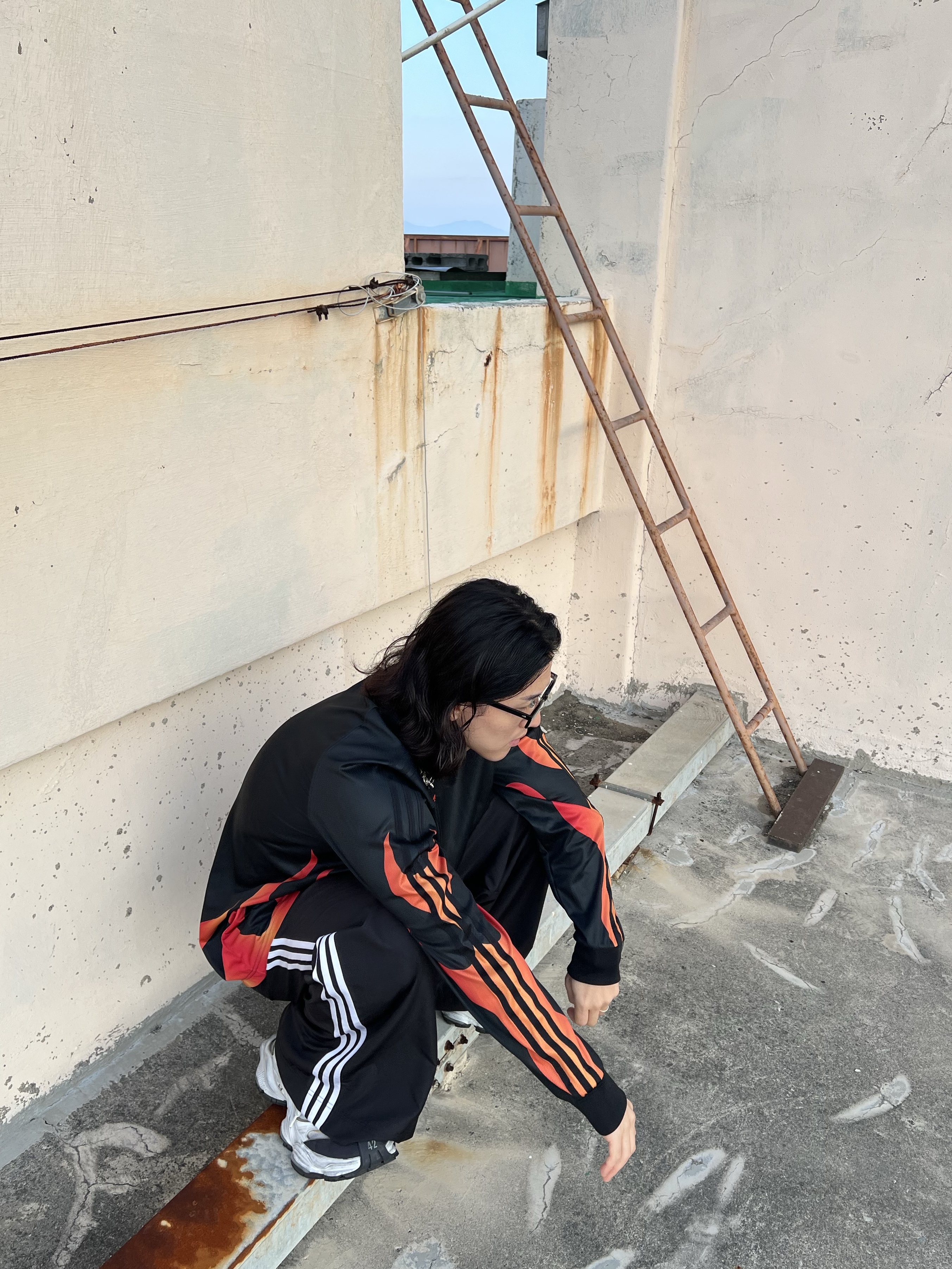 (W) Adidas Adilenium Season 3 Oversized Track Pants Black - KR Sizing, Balenciaga Cargo Sneakers White Grey 착용 스타일 - 8