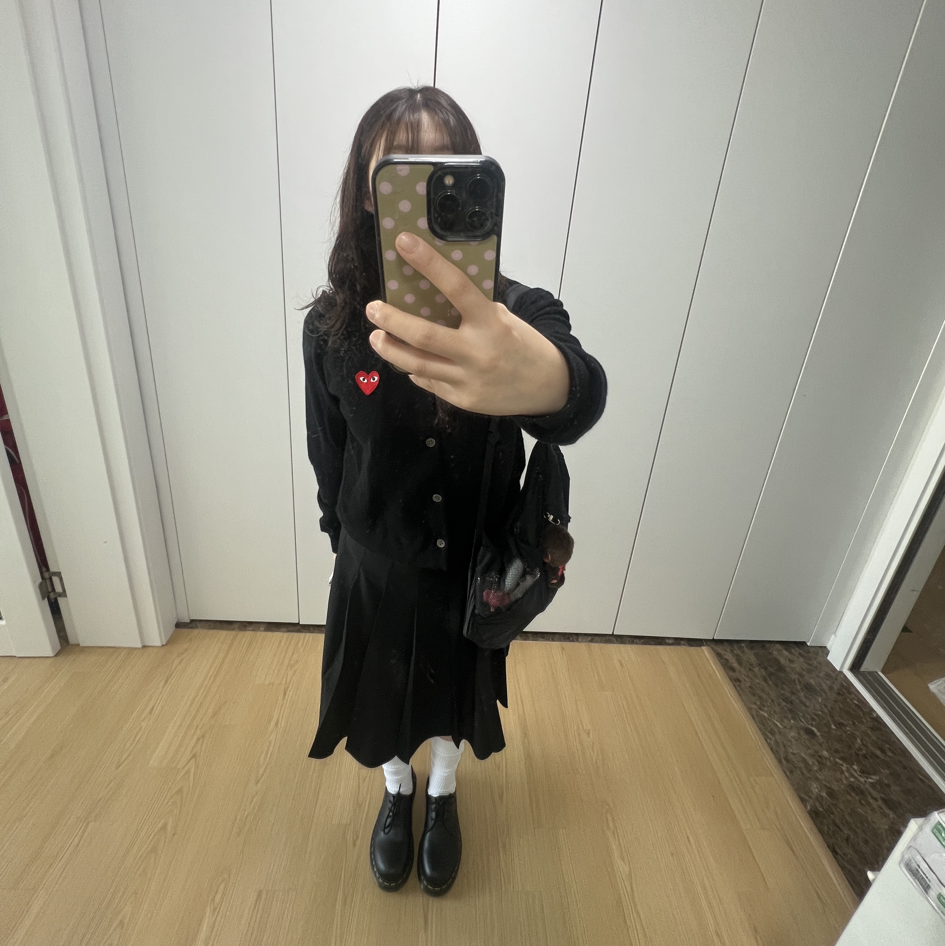 Play Comme des Garcons Red Heart Knit Cardigan Black, Dr. Martens 1461 Smooth Black 착용 스타일