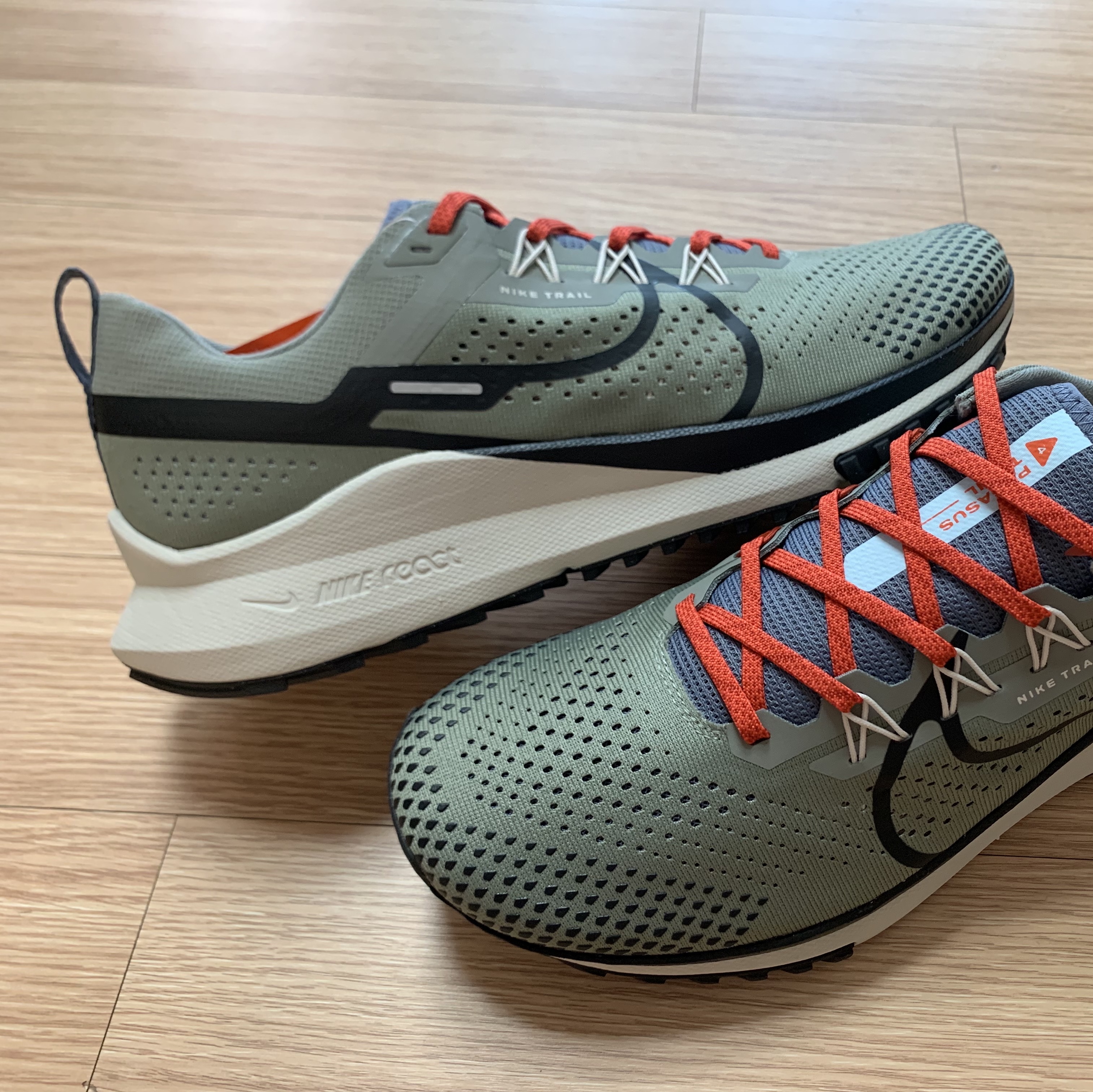 Nike React Pegasus Trail 4 Dark Stucco Black 착용 스타일 - 1
