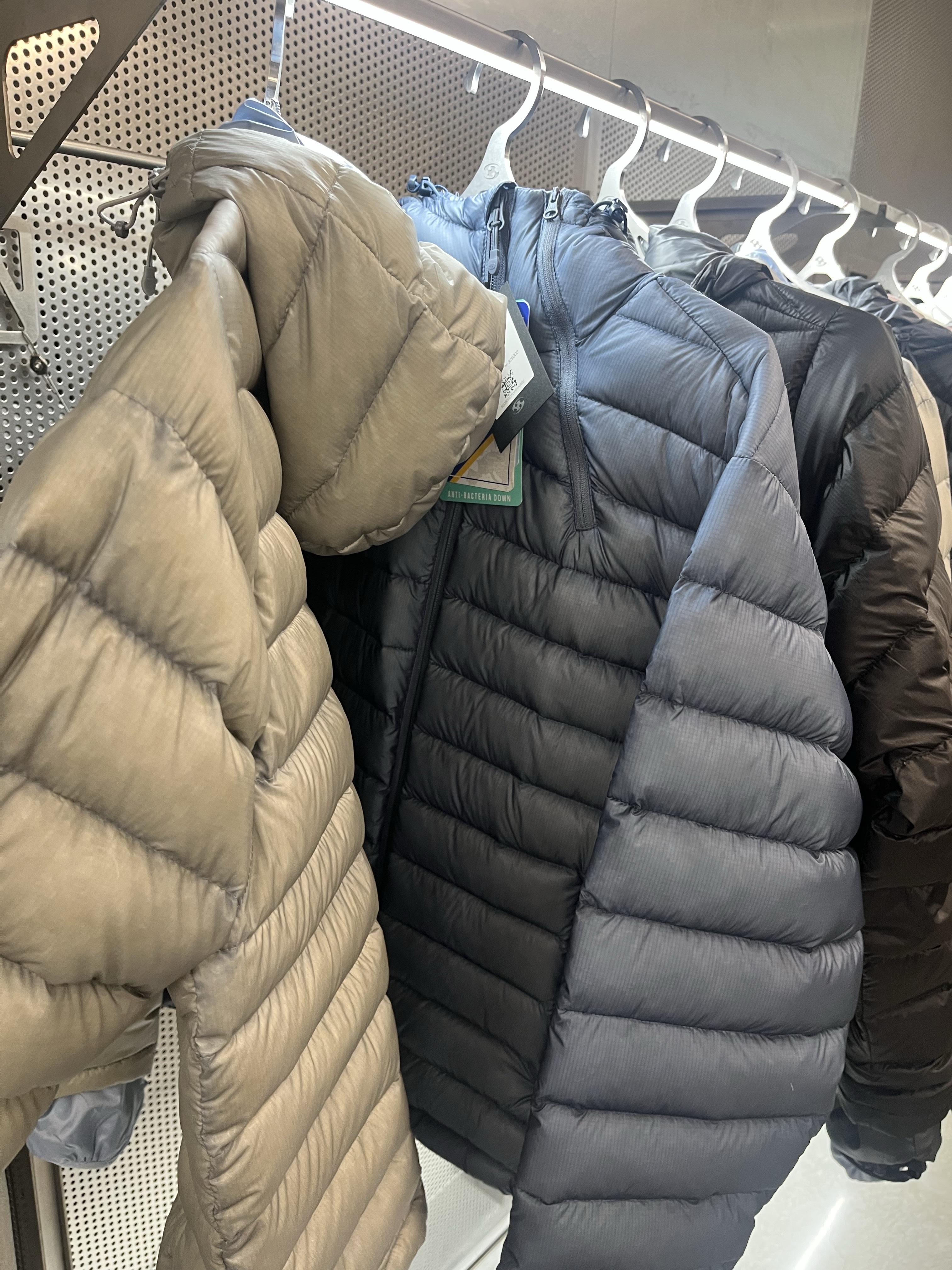 Sansan Gear Suffix Puffer Jacket Black_25FW, Sansan Gear Suffix Puffer Jacket Grey_25FW 착용 스타일 - 2