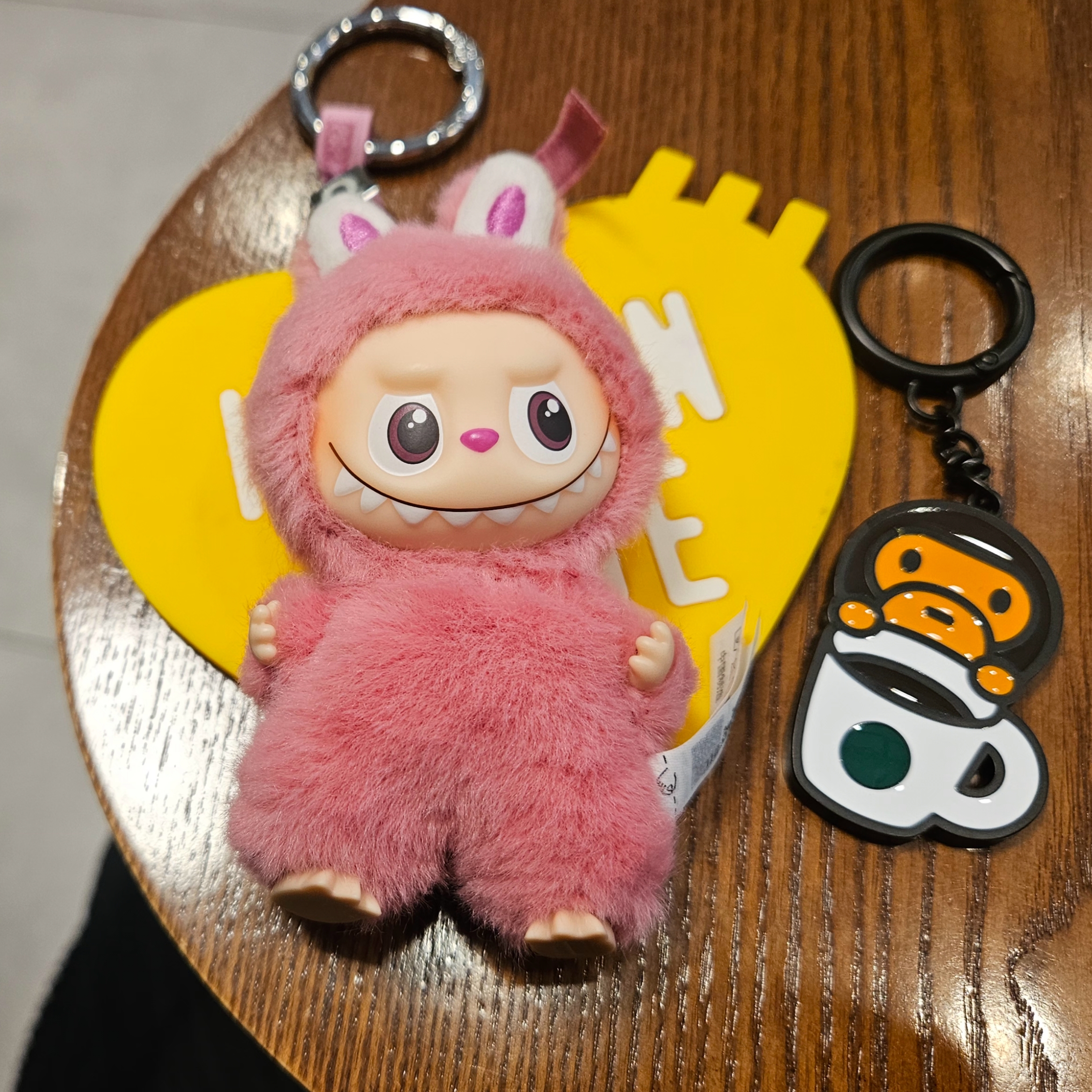 Pop Mart Labubu The Monsters Pin For Love Series Vinyl Plush Pendant (N-Z) Q (Opened Case) 착용 스타일