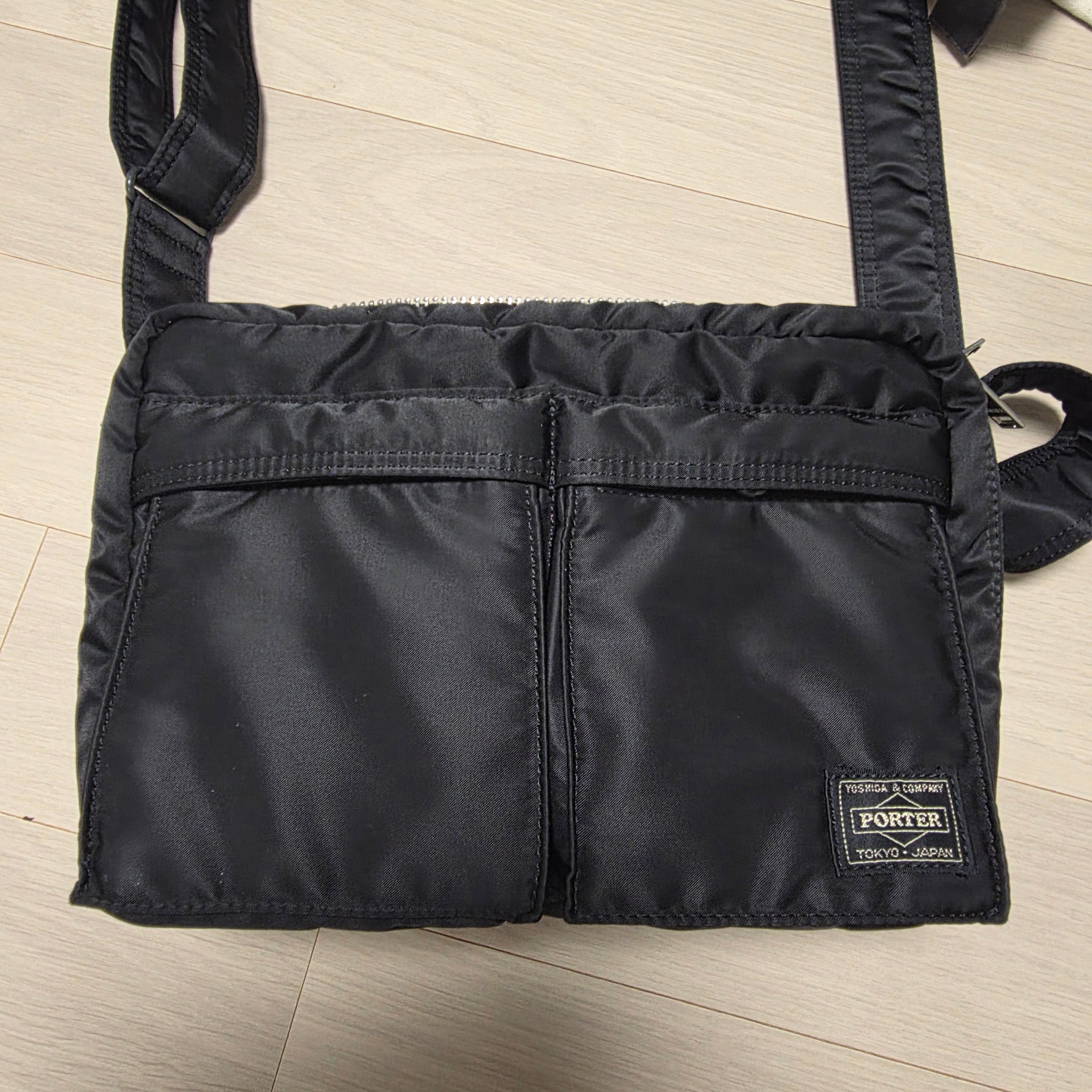 Porter Tanker Shoulder Bag S Black 착용 스타일