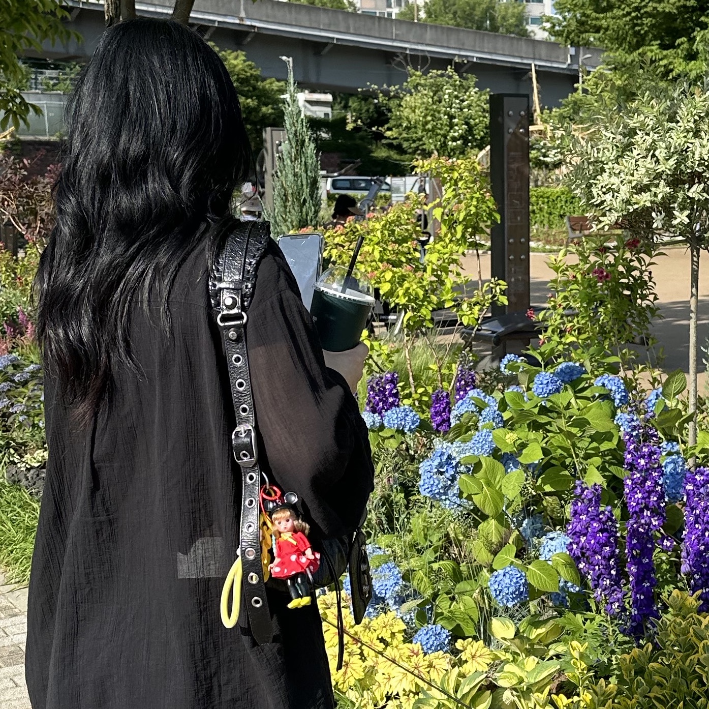 Balenciaga Arena Lambskin Le Cagole XS Shoulder Bag Black 착용 스타일