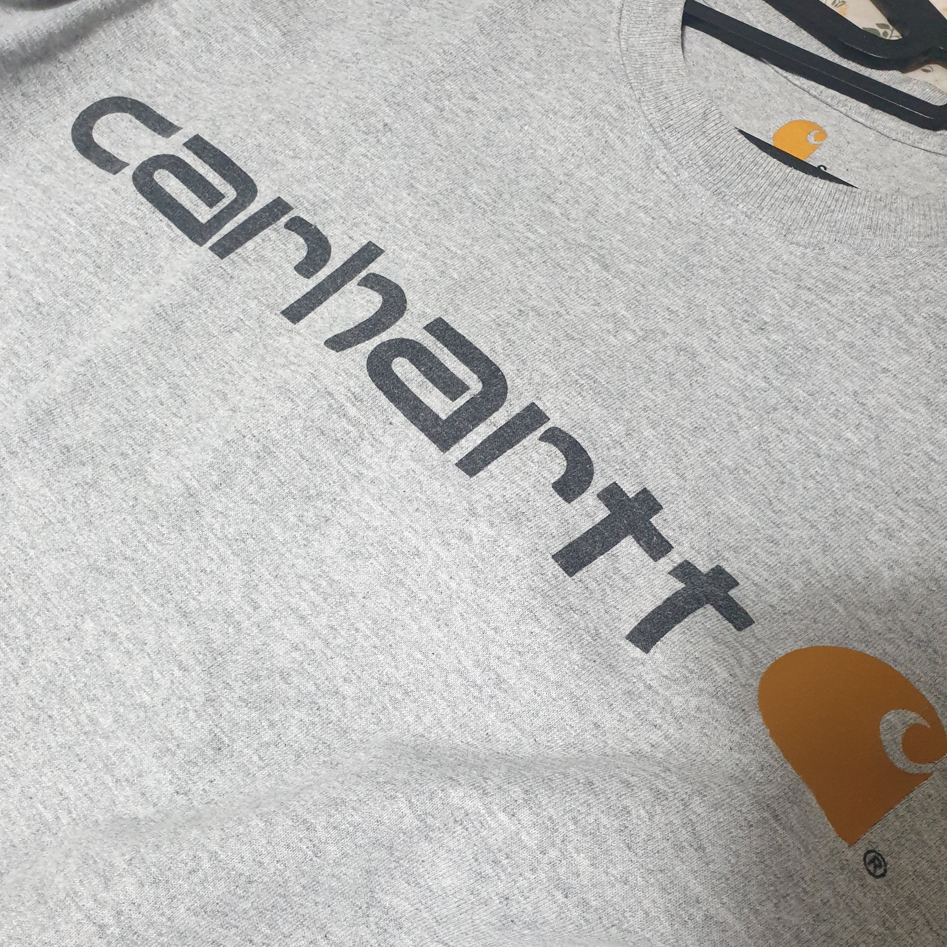 Carhartt Loose Fit Heavyweight Regular Short Sleeve Logo Graphic T-Shirt Heather Grey 착용 스타일