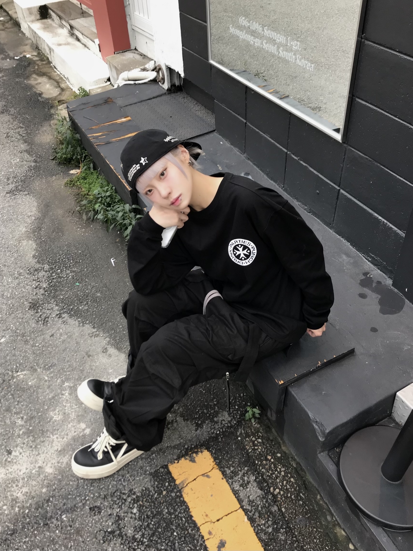 Aoiro 6-Panel Hikari A/N Fitted Cap Black, Wapworks Wide Safety Cargo Pants Black 착용 스타일 - 1