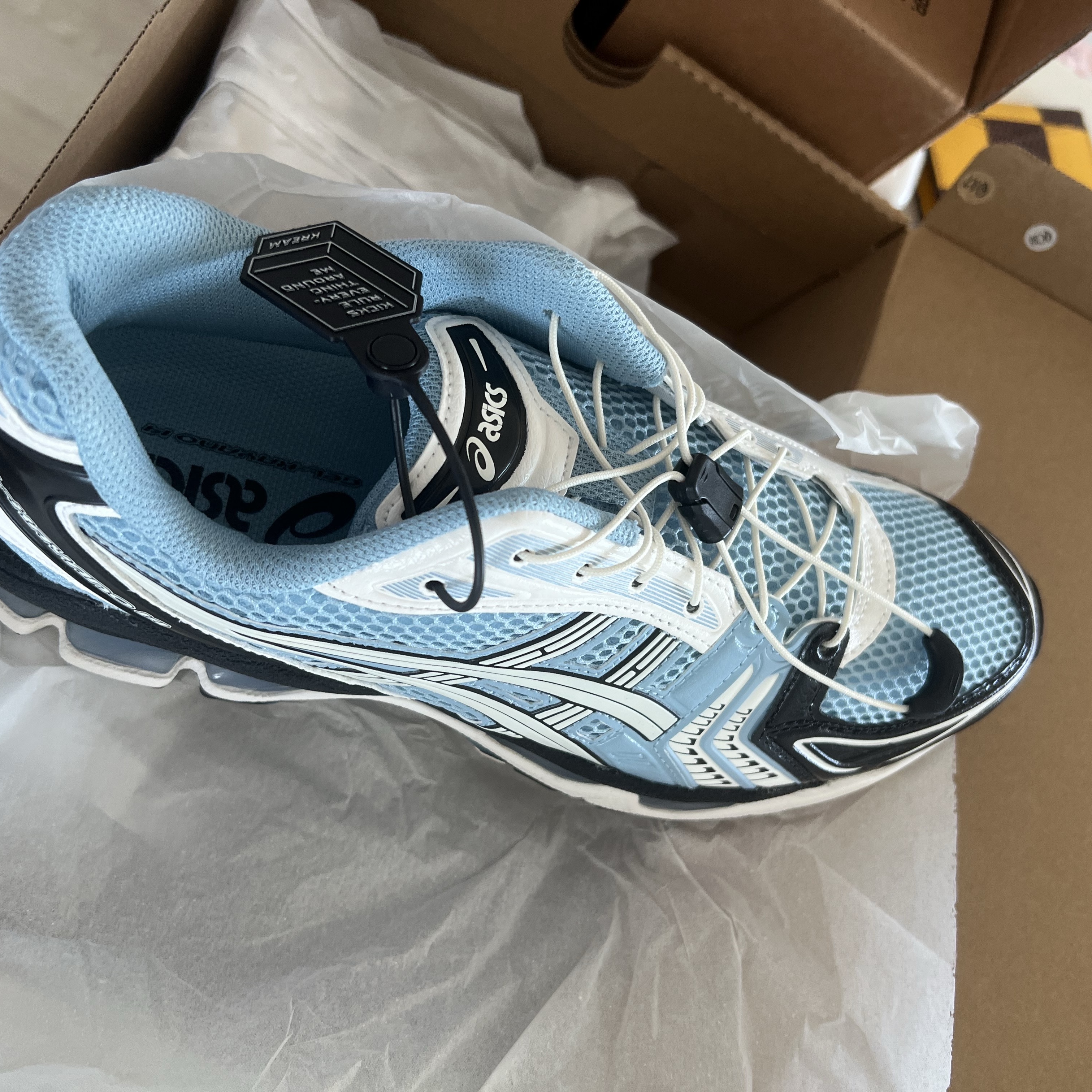 Asics Unlimited Gel-Kayano 14 Mist Cream 착용 스타일