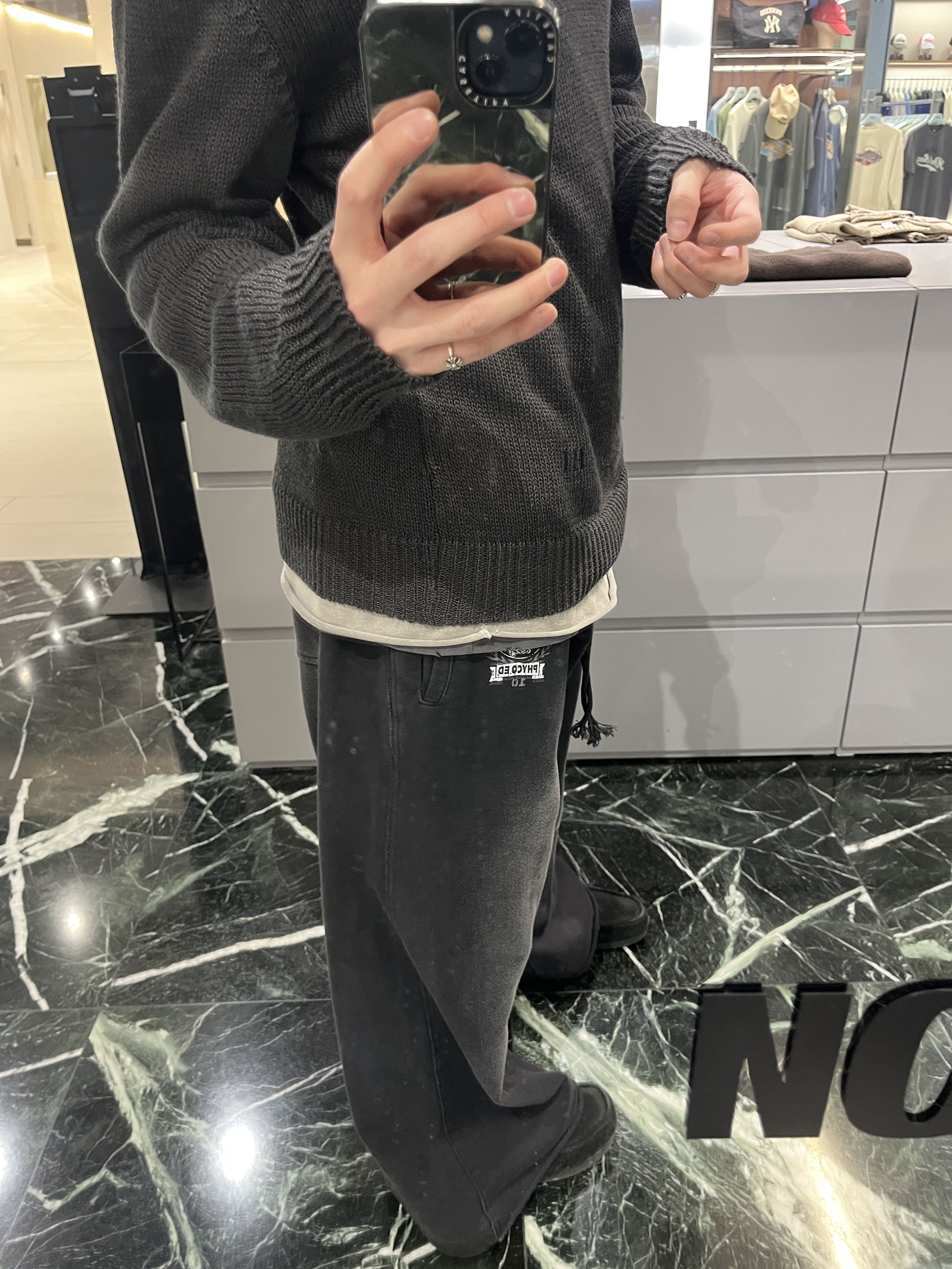 [기간한정 20%쿠폰] Polyteru Human Index Human Sleeveless Gray Beige, [기간한정 30%쿠폰] Polyteru Human Index Human Loosed Knit Brown Charcoal 착용 스타일 - 4