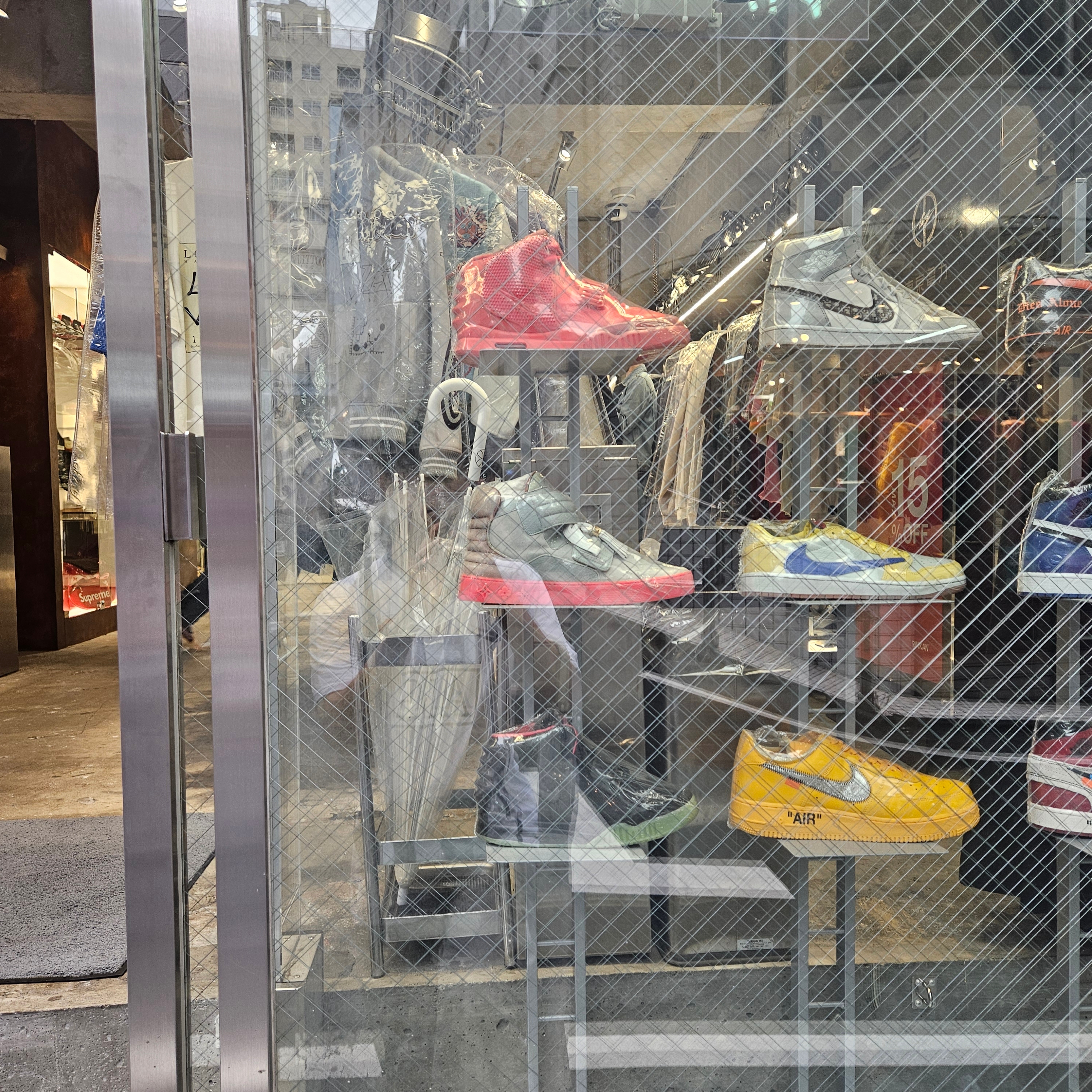 Jordan 1 x Dior High OG, (W) Jordan 1 x Travis Scott Retro Low OG SP Canary 착용 스타일