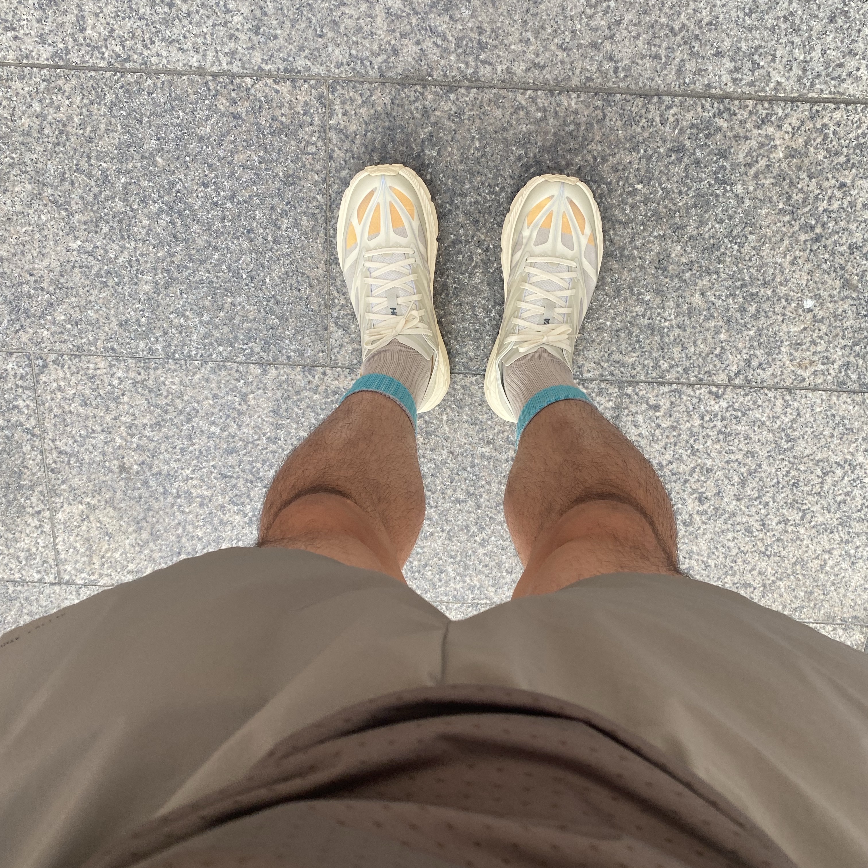 Hoka Mafate Speed 4 Lite Truffle Salt Vintage Yellow 착용 스타일 - 1