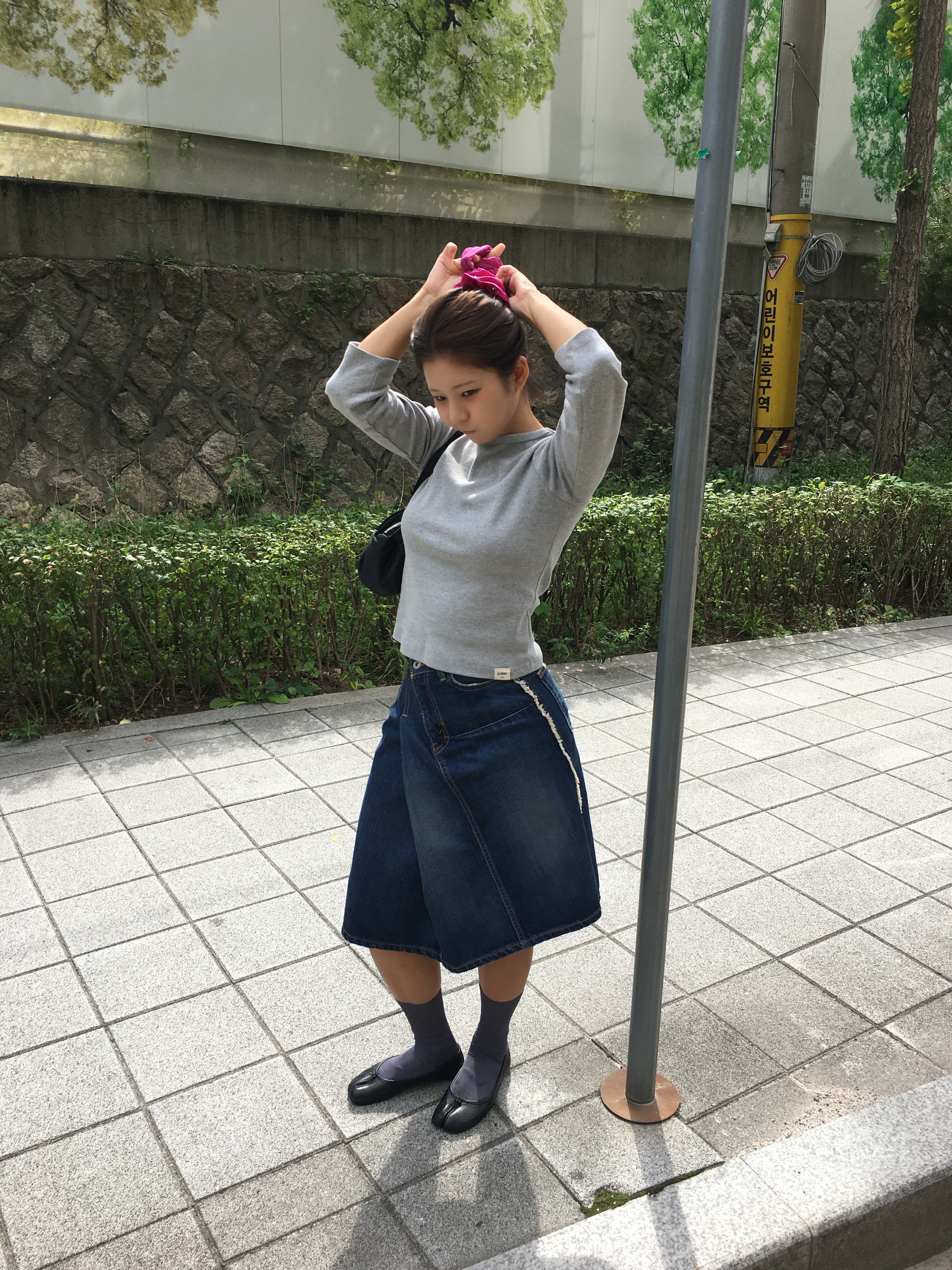 (W) Maison Margiela Tabi Ballet Flat Shoes Black, [KREAM 단독] Vacant Archive Eyelet Scrunchie Magenta 착용 스타일