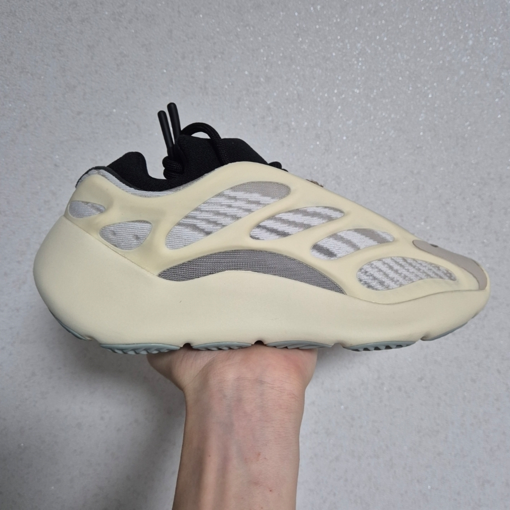 Adidas Yeezy 700 V3 Azael 2022/2023 착용 스타일
