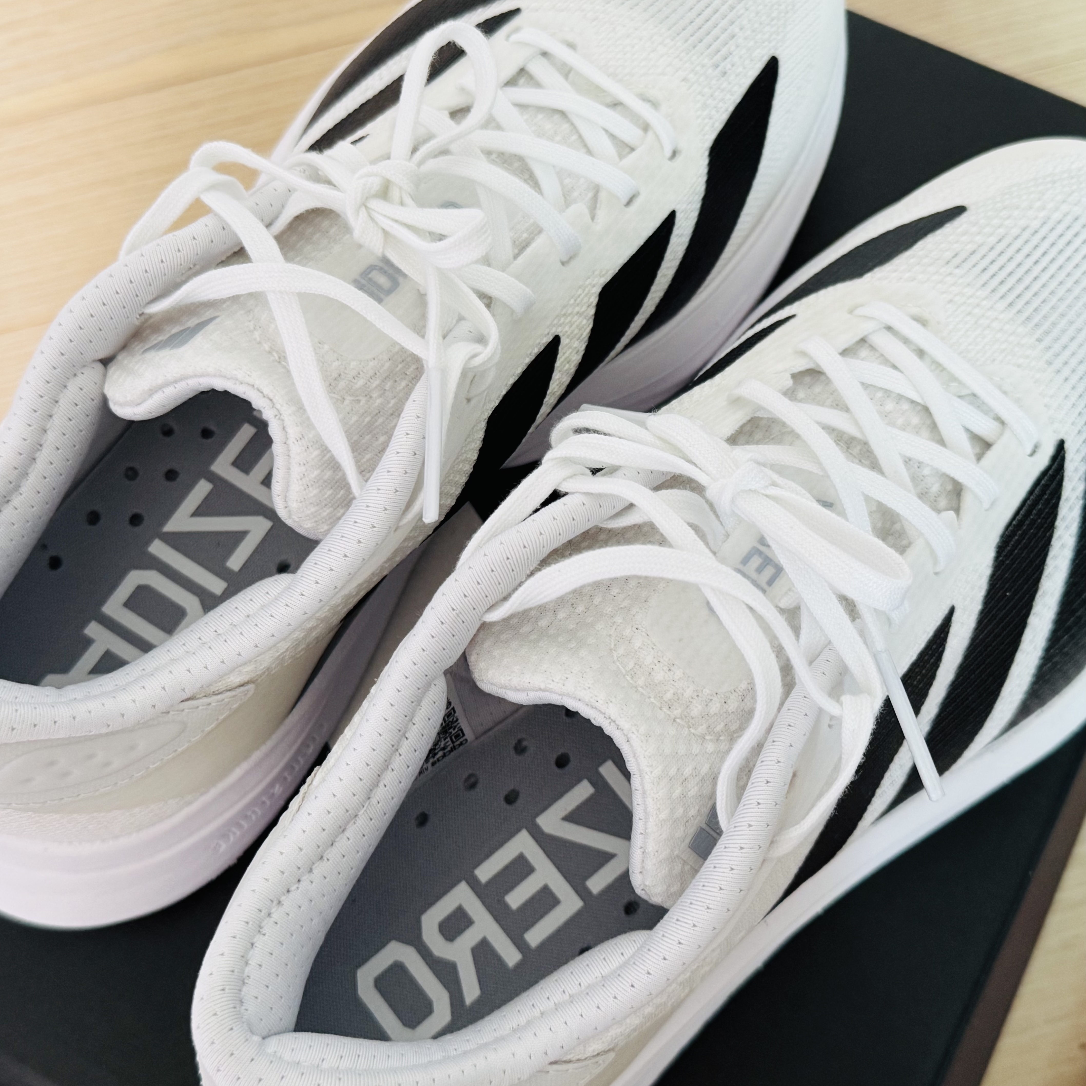 (W) Adidas Adizero SL2 Cloud White Core Black, Nike Brasilia 9.5 Training Duffle Bag Extra Small 25L Black 착용 스타일 - 2