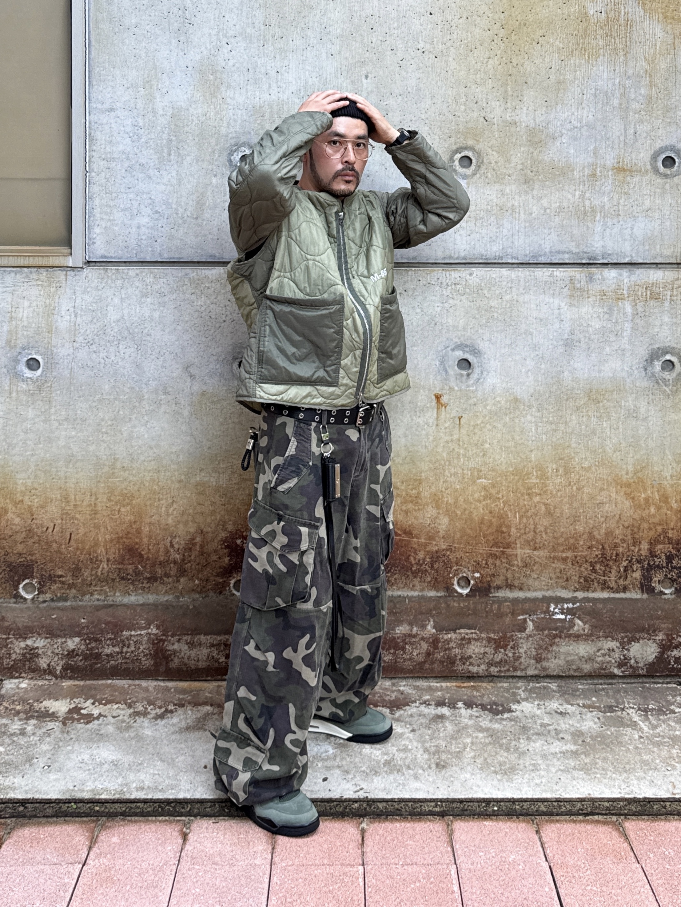 Jordan 4 x Undefeated Retro OG SP Deep Green and Clementine, Flavorism VTG Washed Cargo Pants Washed Camo 착용 스타일 - 2