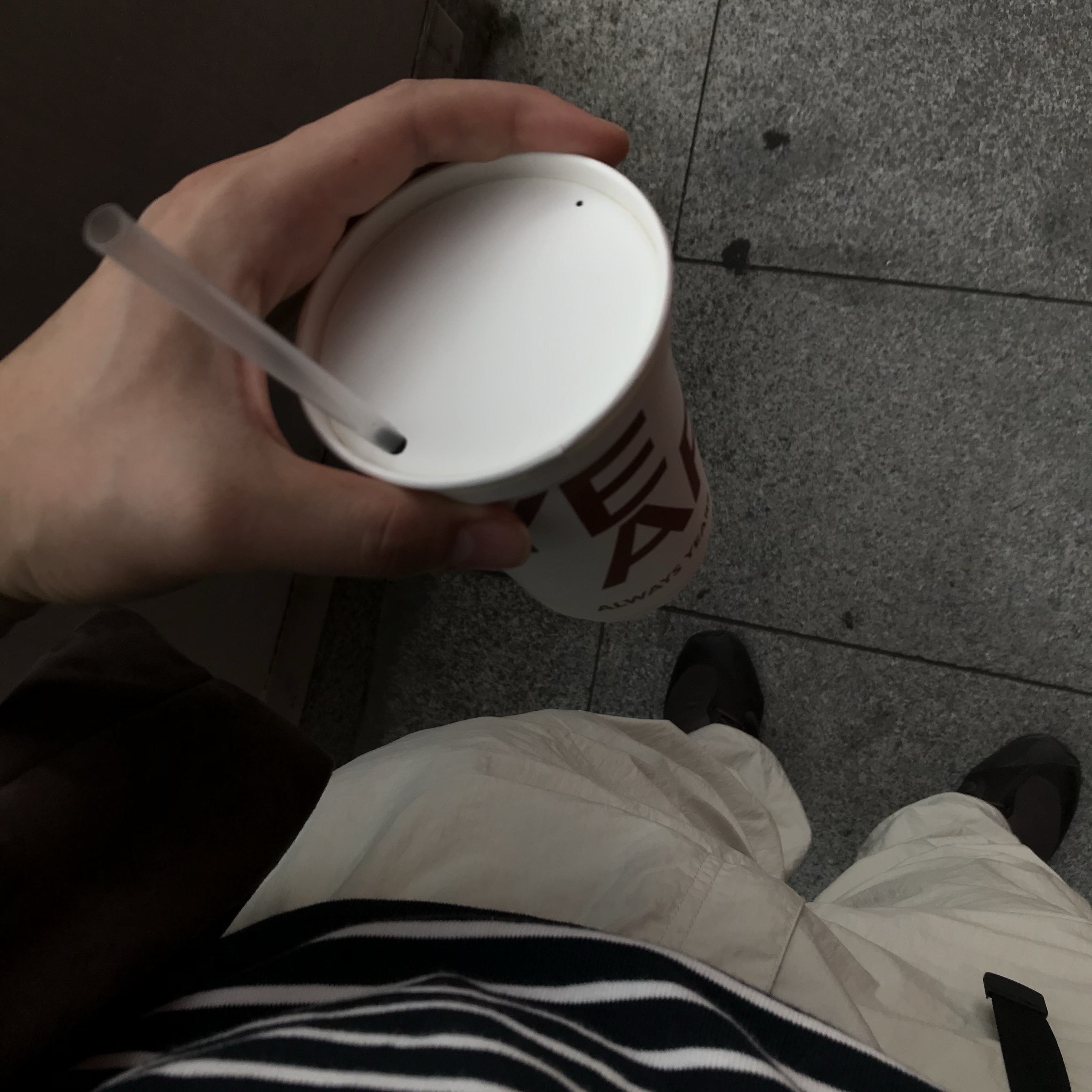 On Running x Post Archive Faction (Paf) Cloudventure Peak Cacao Espresso, Salomon Trailblazer 20 Black 착용 스타일 - 2
