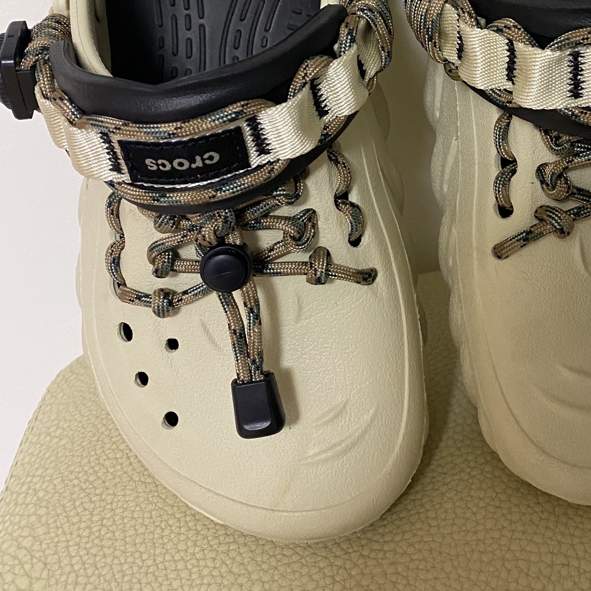 Crocs Echo Clog Bone Black 착용 스타일 - 2